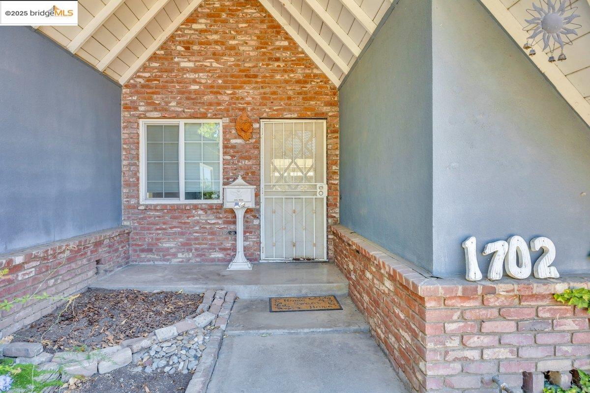 Detail Gallery Image 5 of 31 For 1702 Sherwood Ave, Modesto,  CA 95350 - 3 Beds | 2 Baths