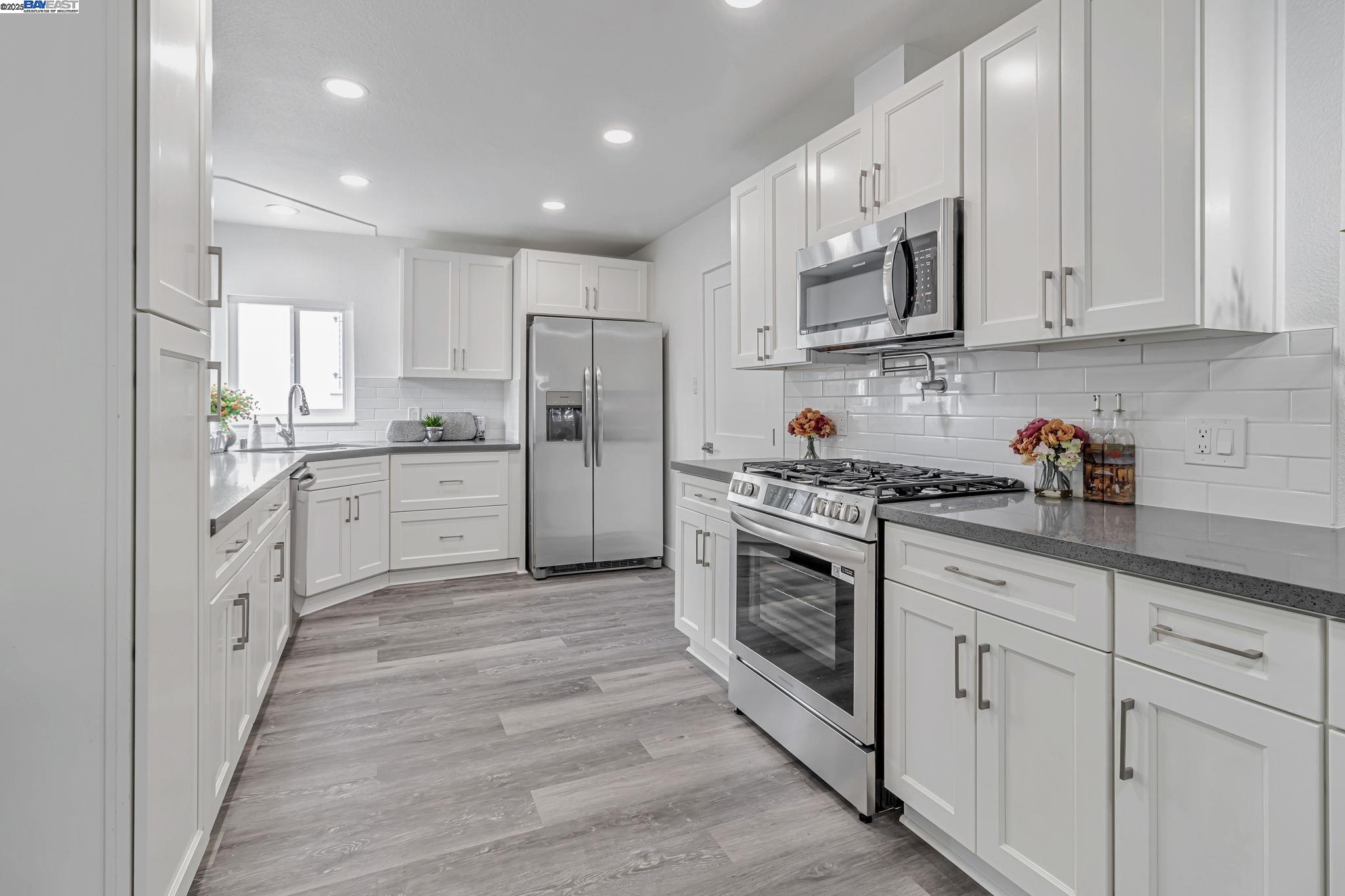 Detail Gallery Image 16 of 41 For 5835 Morse Dr, Oakland,  CA 94605 - 3 Beds | 2 Baths