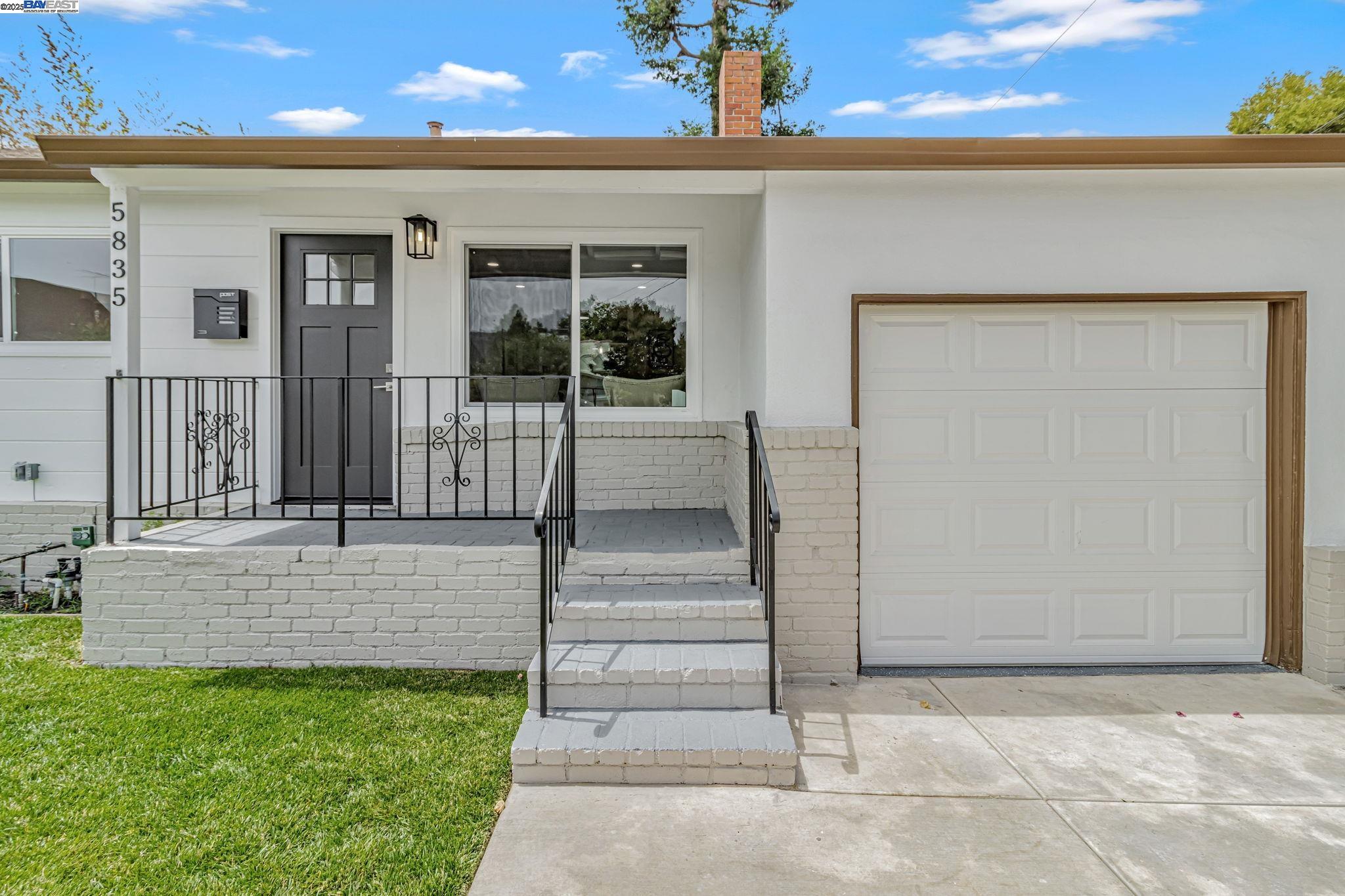 Detail Gallery Image 6 of 41 For 5835 Morse Dr, Oakland,  CA 94605 - 3 Beds | 2 Baths