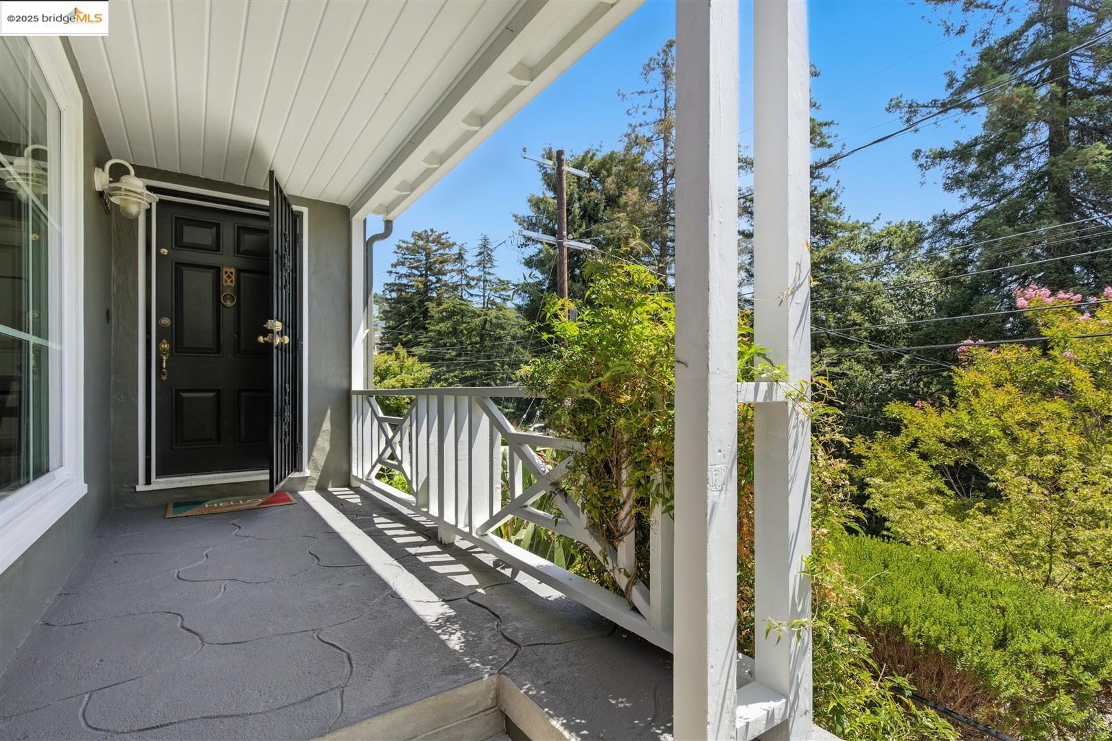 Detail Gallery Image 3 of 28 For 4007 Lyman Rd, Oakland,  CA 94602 - 2 Beds | 1 Baths