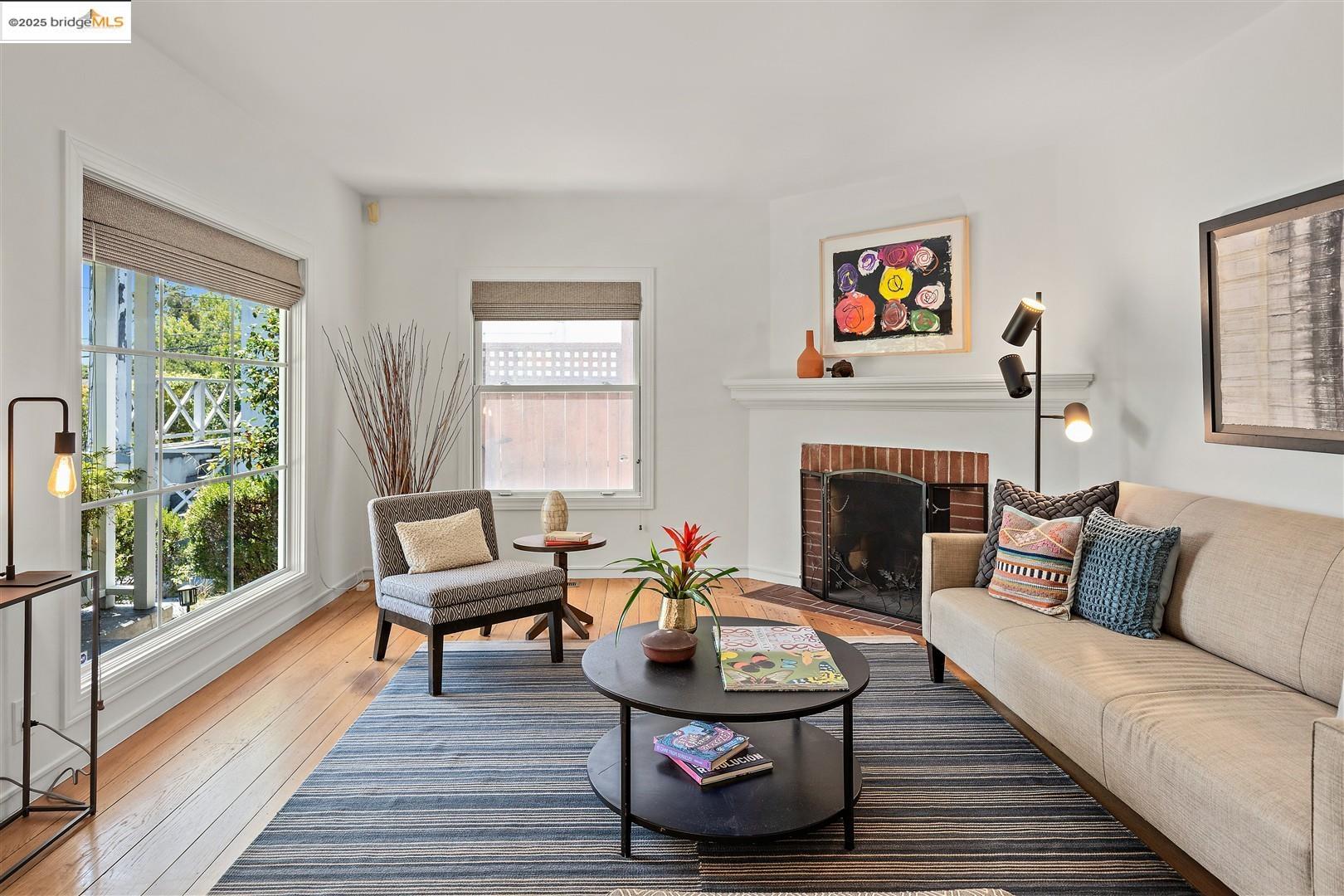 Detail Gallery Image 5 of 28 For 4007 Lyman Rd, Oakland,  CA 94602 - 2 Beds | 1 Baths