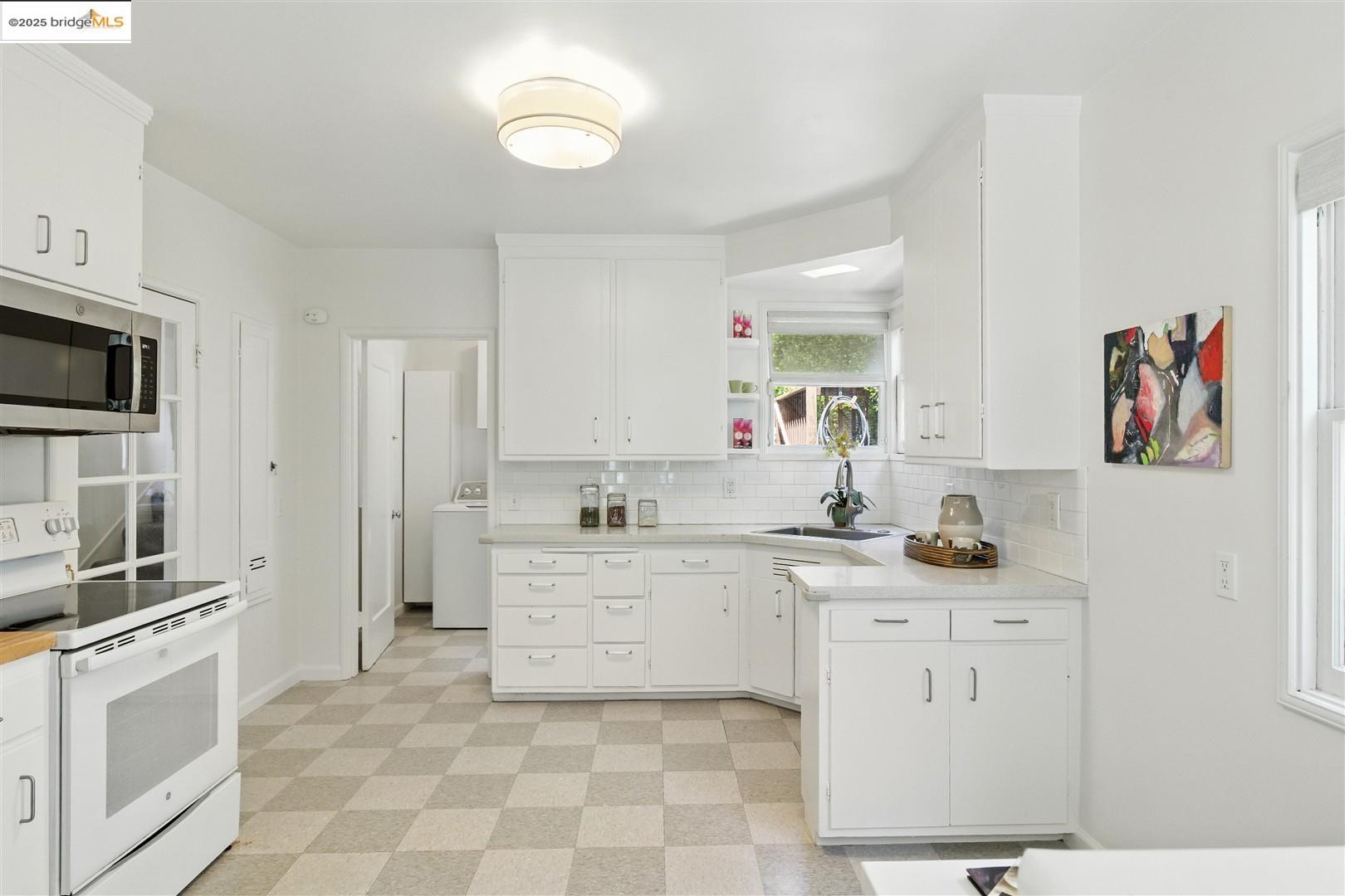 Detail Gallery Image 10 of 28 For 4007 Lyman Rd, Oakland,  CA 94602 - 2 Beds | 1 Baths