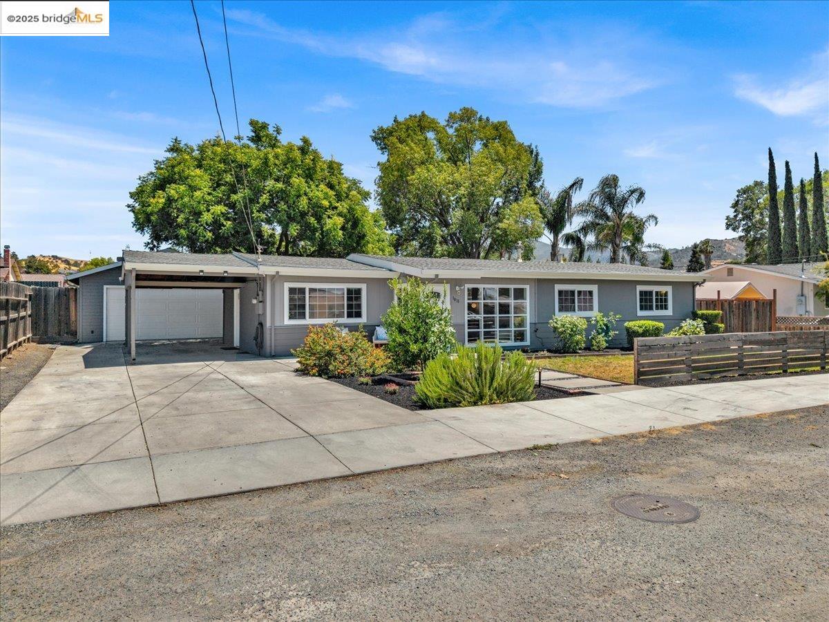 Detail Gallery Image 2 of 40 For 1818 Paul Ln, Concord,  CA 94521 - 3 Beds | 2 Baths