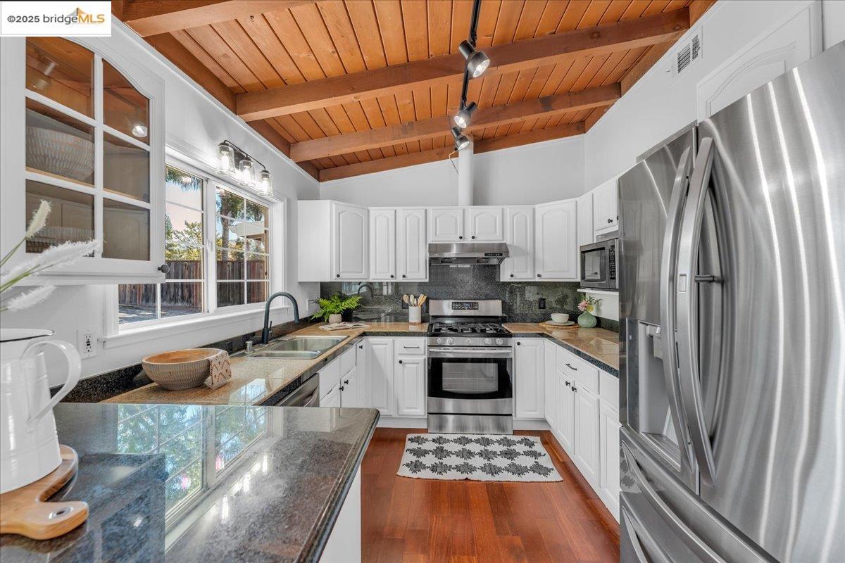 Detail Gallery Image 14 of 40 For 1818 Paul Ln, Concord,  CA 94521 - 3 Beds | 2 Baths