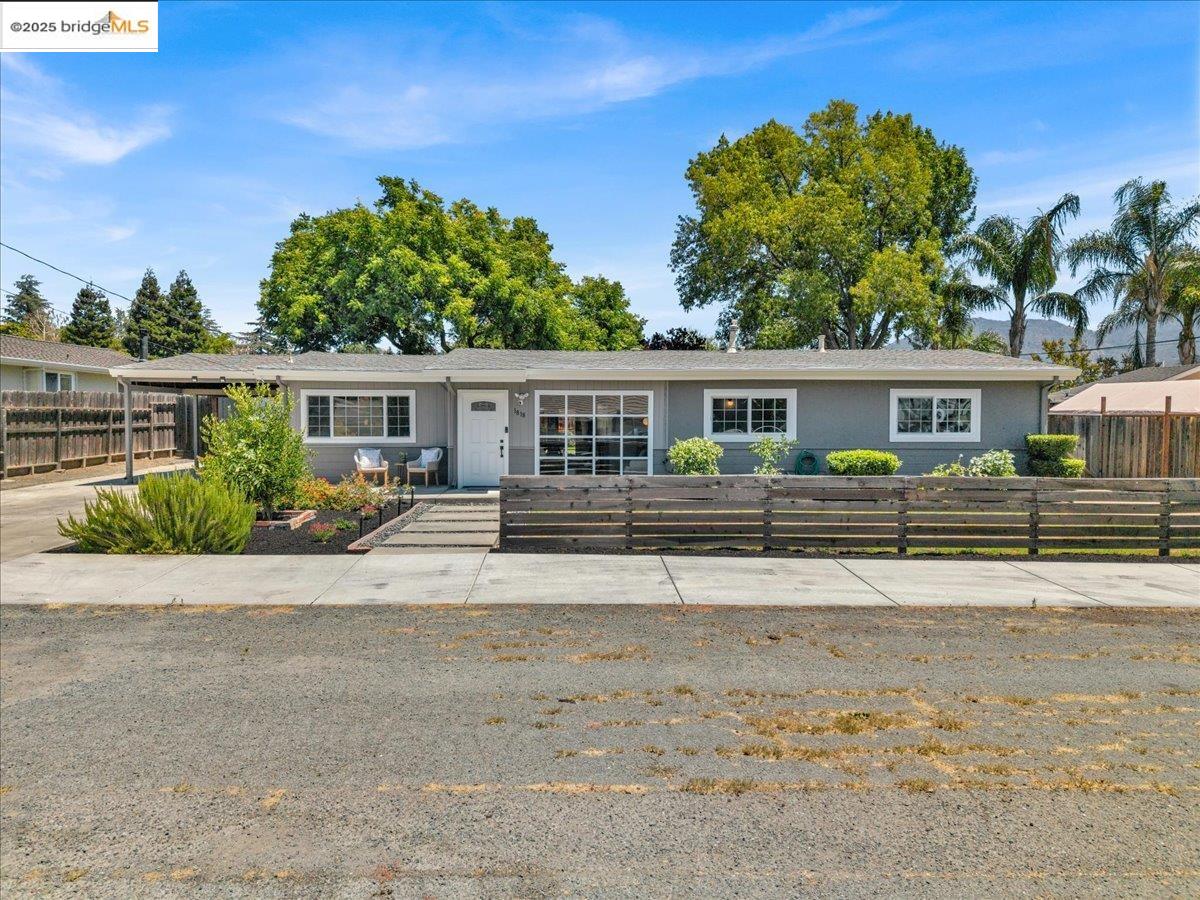 Detail Gallery Image 3 of 40 For 1818 Paul Ln, Concord,  CA 94521 - 3 Beds | 2 Baths