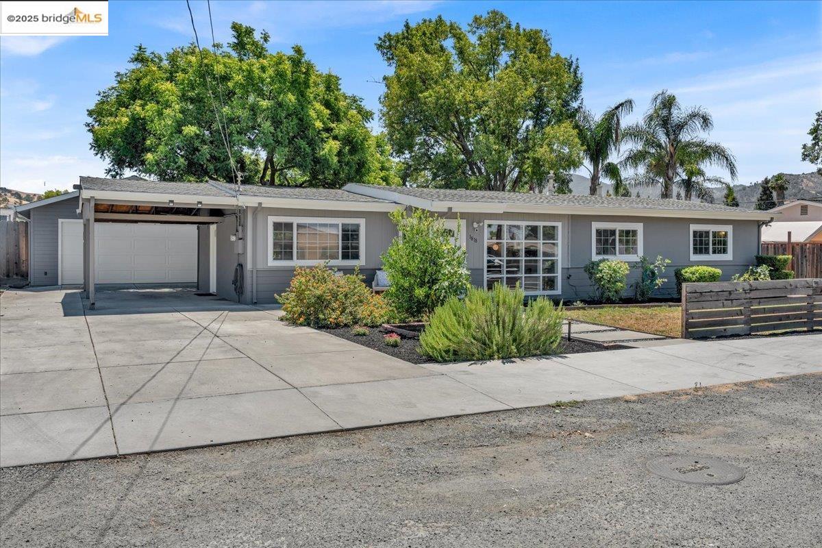 Detail Gallery Image 4 of 40 For 1818 Paul Ln, Concord,  CA 94521 - 3 Beds | 2 Baths