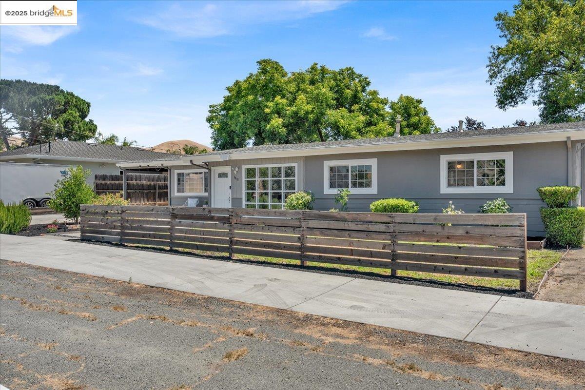 Detail Gallery Image 5 of 40 For 1818 Paul Ln, Concord,  CA 94521 - 3 Beds | 2 Baths