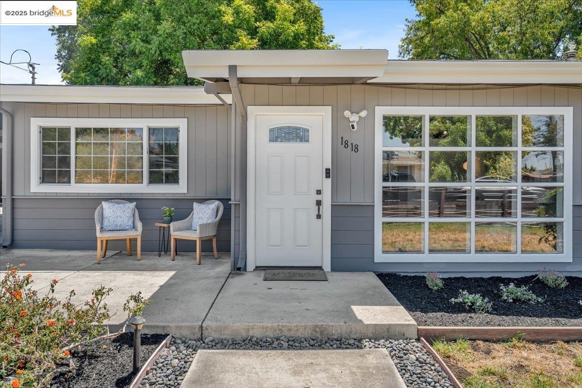 Detail Gallery Image 6 of 40 For 1818 Paul Ln, Concord,  CA 94521 - 3 Beds | 2 Baths
