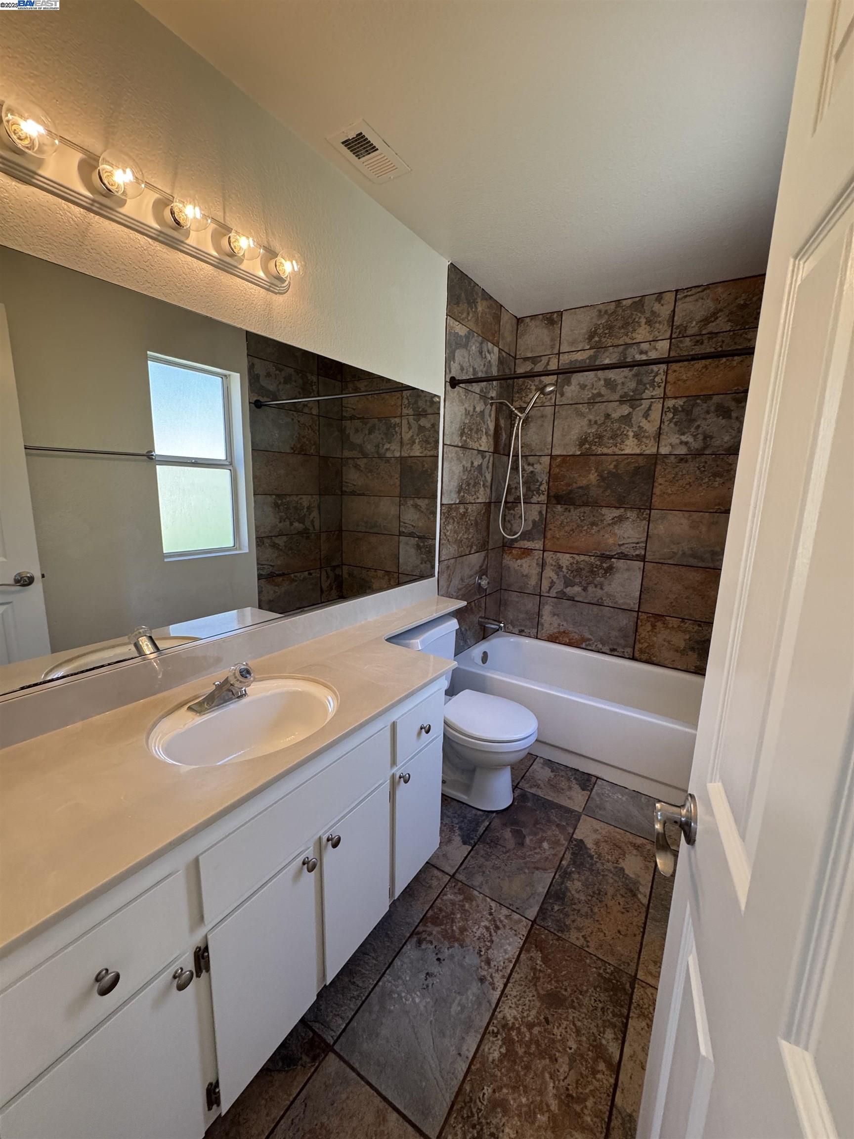 Detail Gallery Image 15 of 19 For 8145 Mountain View Dr #H,  Pleasanton,  CA 94588 - 3 Beds | 2 Baths