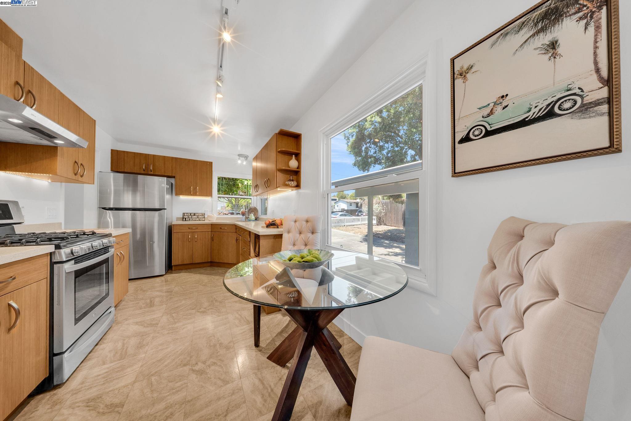 Detail Gallery Image 11 of 20 For 205 Julius St, San Leandro,  CA 94577 - 2 Beds | 1 Baths