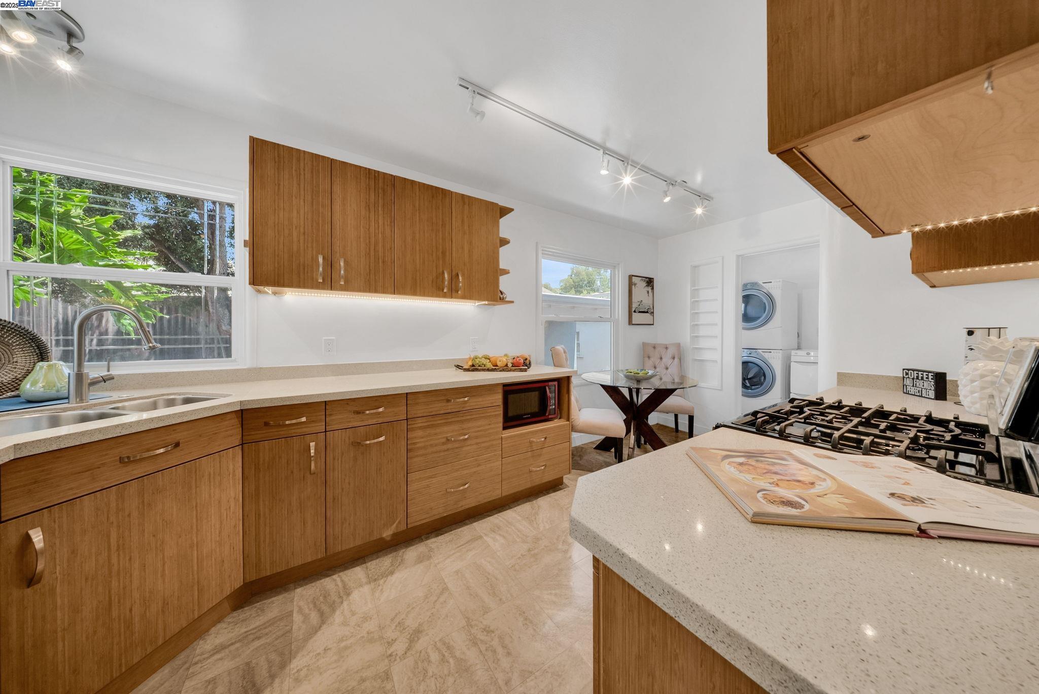 Detail Gallery Image 7 of 20 For 205 Julius St, San Leandro,  CA 94577 - 2 Beds | 1 Baths