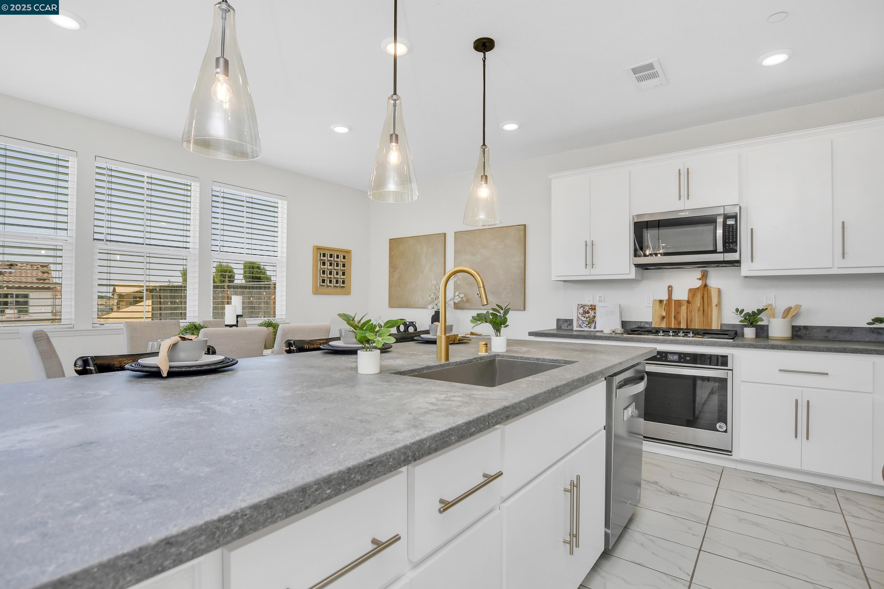 Detail Gallery Image 10 of 38 For 8723 Aquamarine Dr., Vallejo,  CA 94591 - 4 Beds | 3 Baths