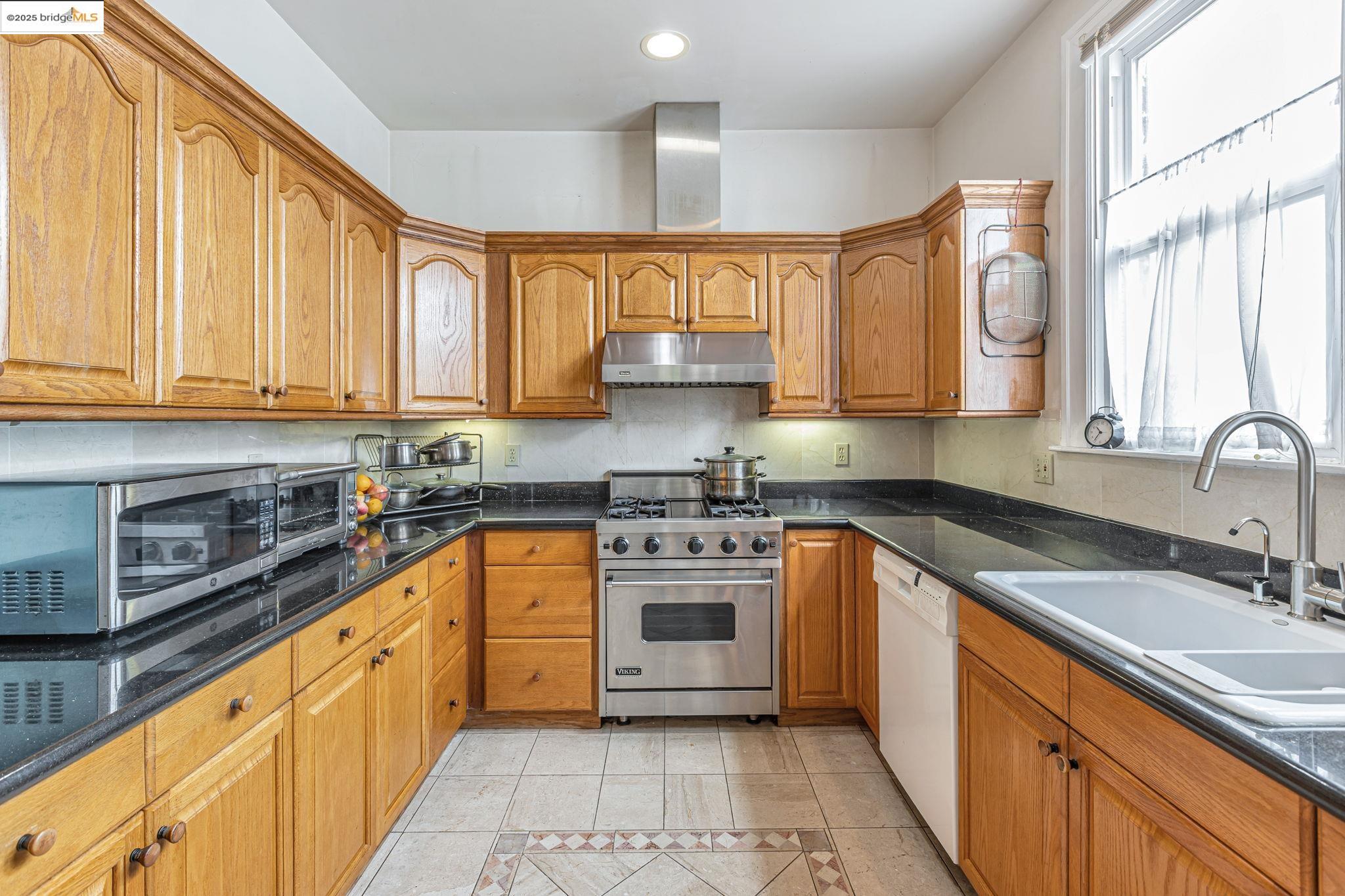 Detail Gallery Image 13 of 60 For 2033 Clement St, San Francisco,  CA 94121 - 5 Beds | 3/1 Baths