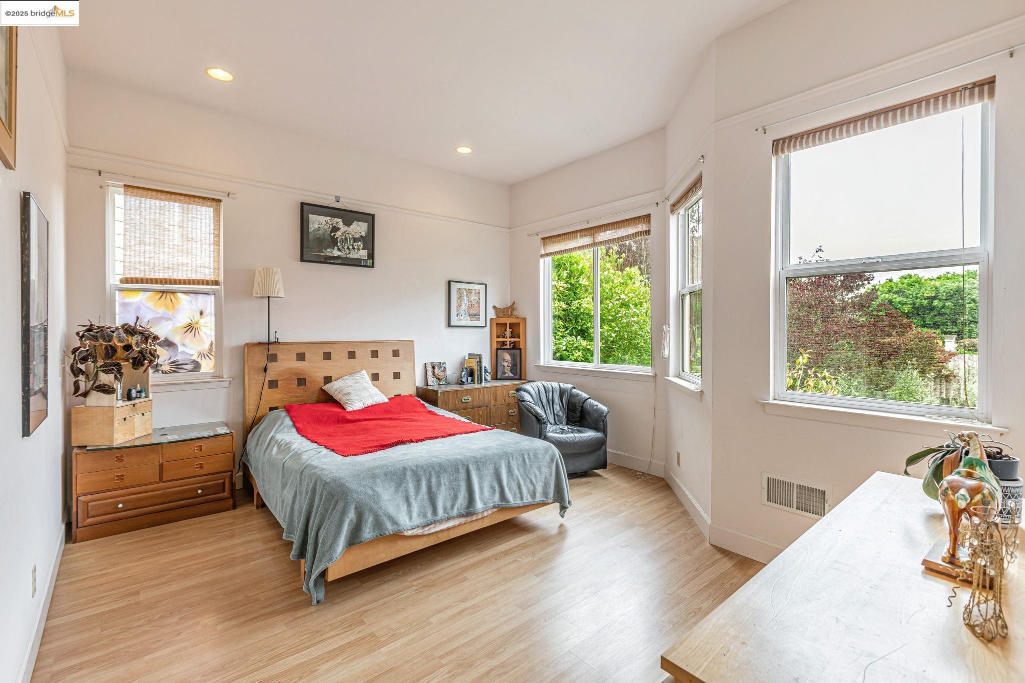 Detail Gallery Image 21 of 60 For 2033 Clement St, San Francisco,  CA 94121 - 5 Beds | 3/1 Baths