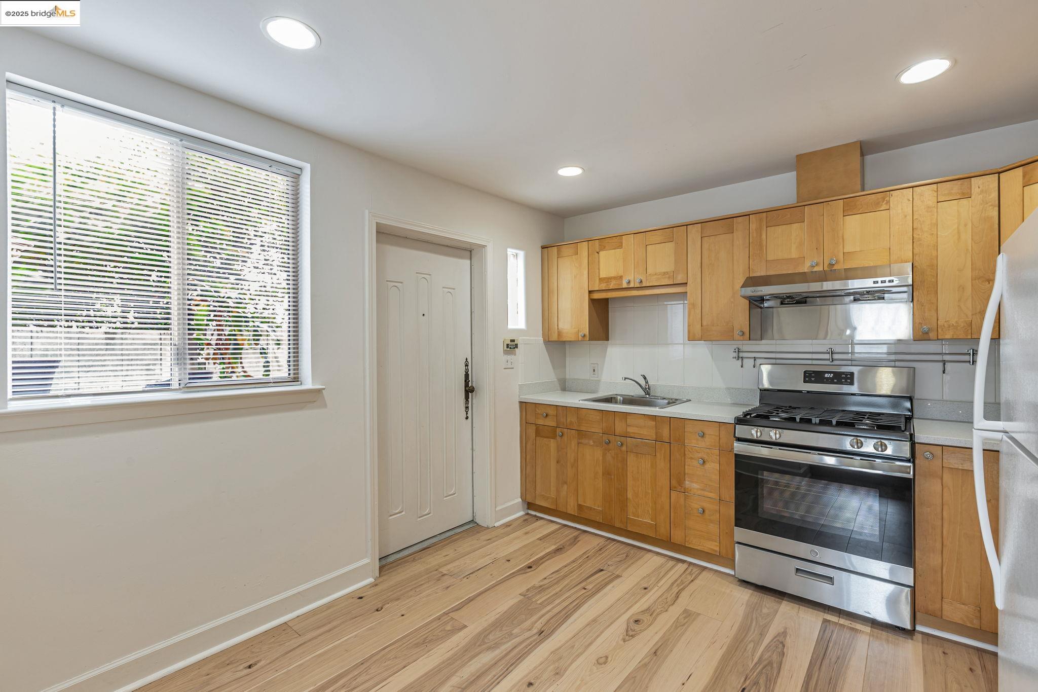 Detail Gallery Image 31 of 60 For 2033 Clement St, San Francisco,  CA 94121 - 5 Beds | 3/1 Baths
