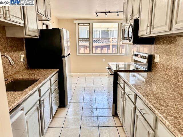 Detail Gallery Image 2 of 11 For 344 Rousseau St, Hayward,  CA 94544 - 3 Beds | 2 Baths