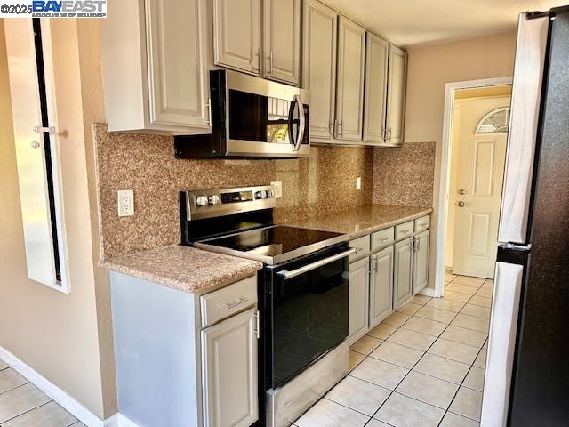 Detail Gallery Image 3 of 11 For 344 Rousseau St, Hayward,  CA 94544 - 3 Beds | 2 Baths