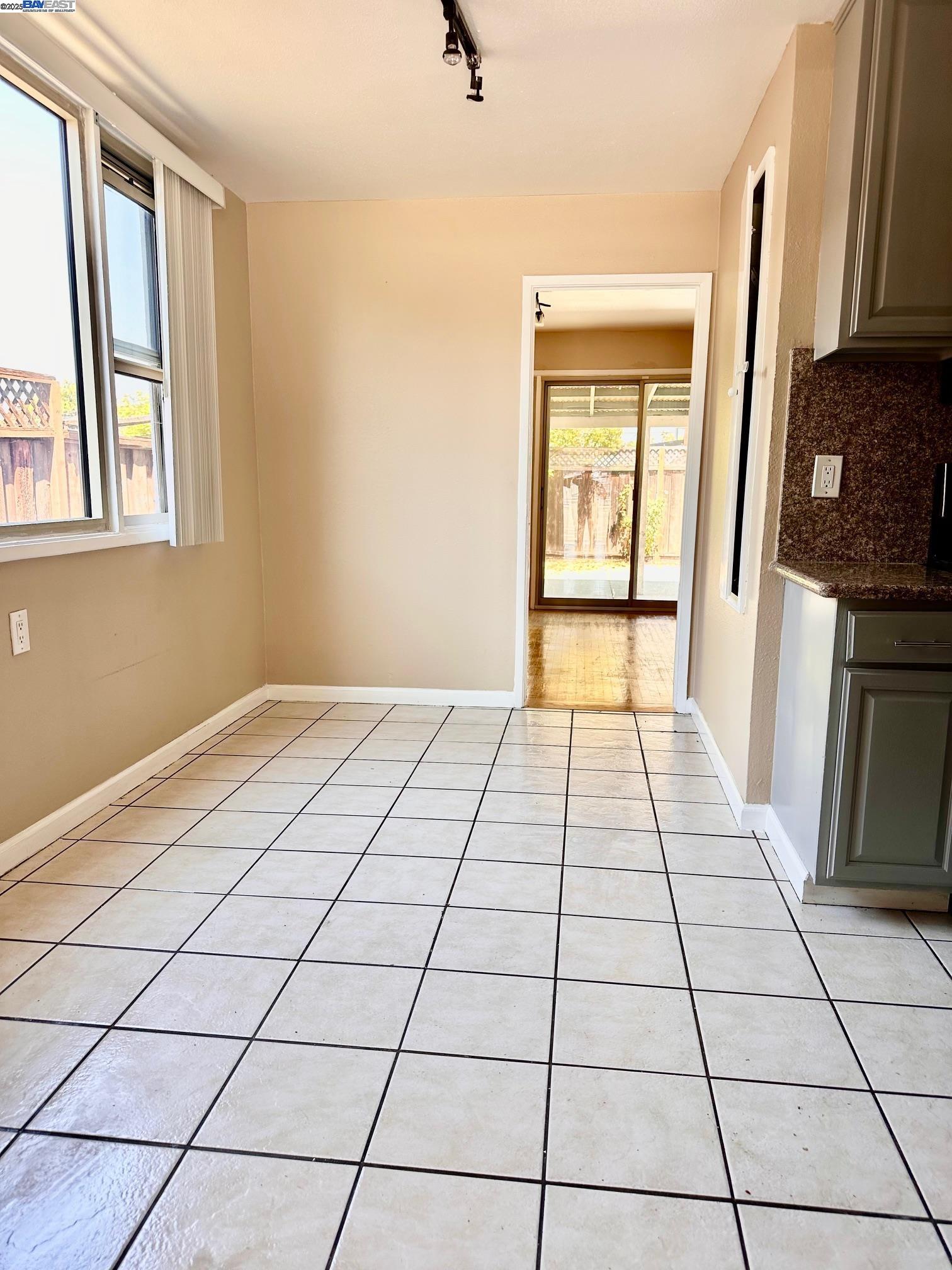 Detail Gallery Image 5 of 11 For 344 Rousseau St, Hayward,  CA 94544 - 3 Beds | 2 Baths