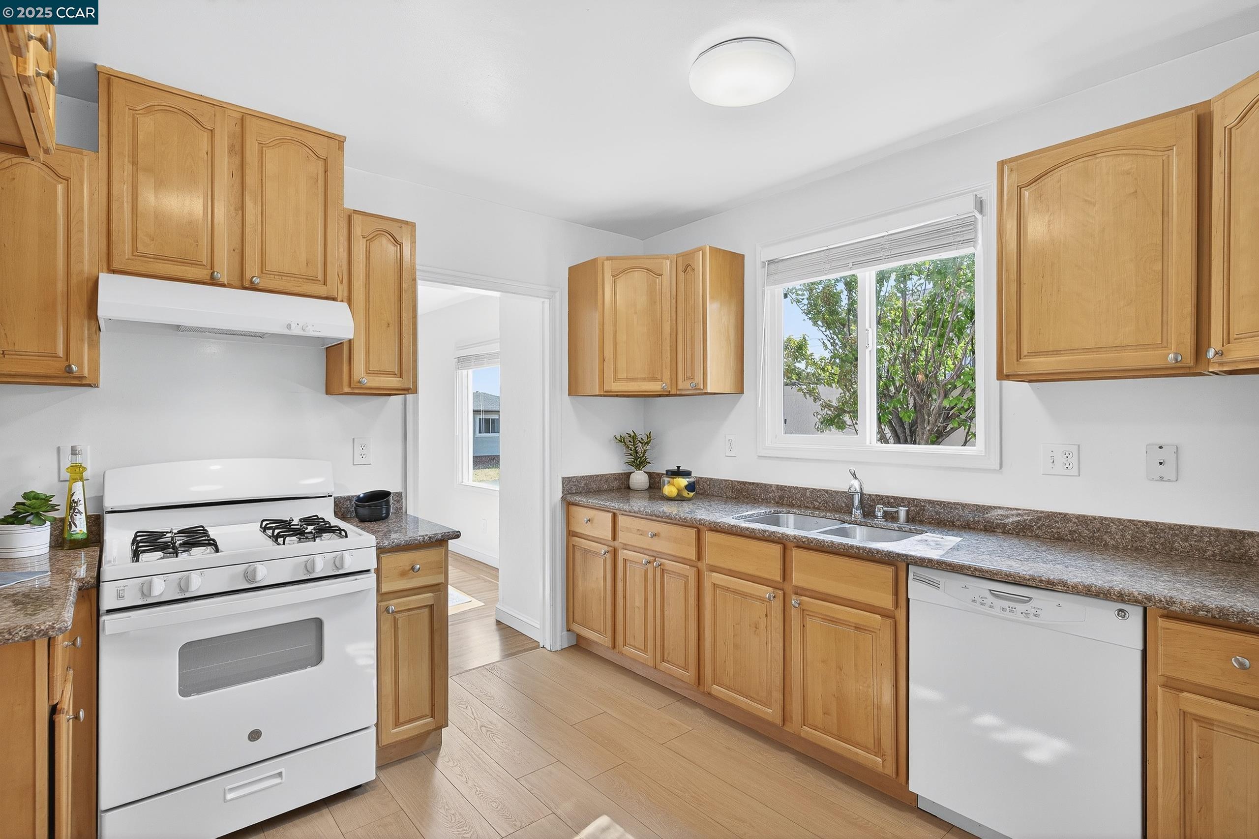 Detail Gallery Image 23 of 54 For 2393 Brooks Ave, Richmond,  CA 94804 - 2 Beds | 1 Baths