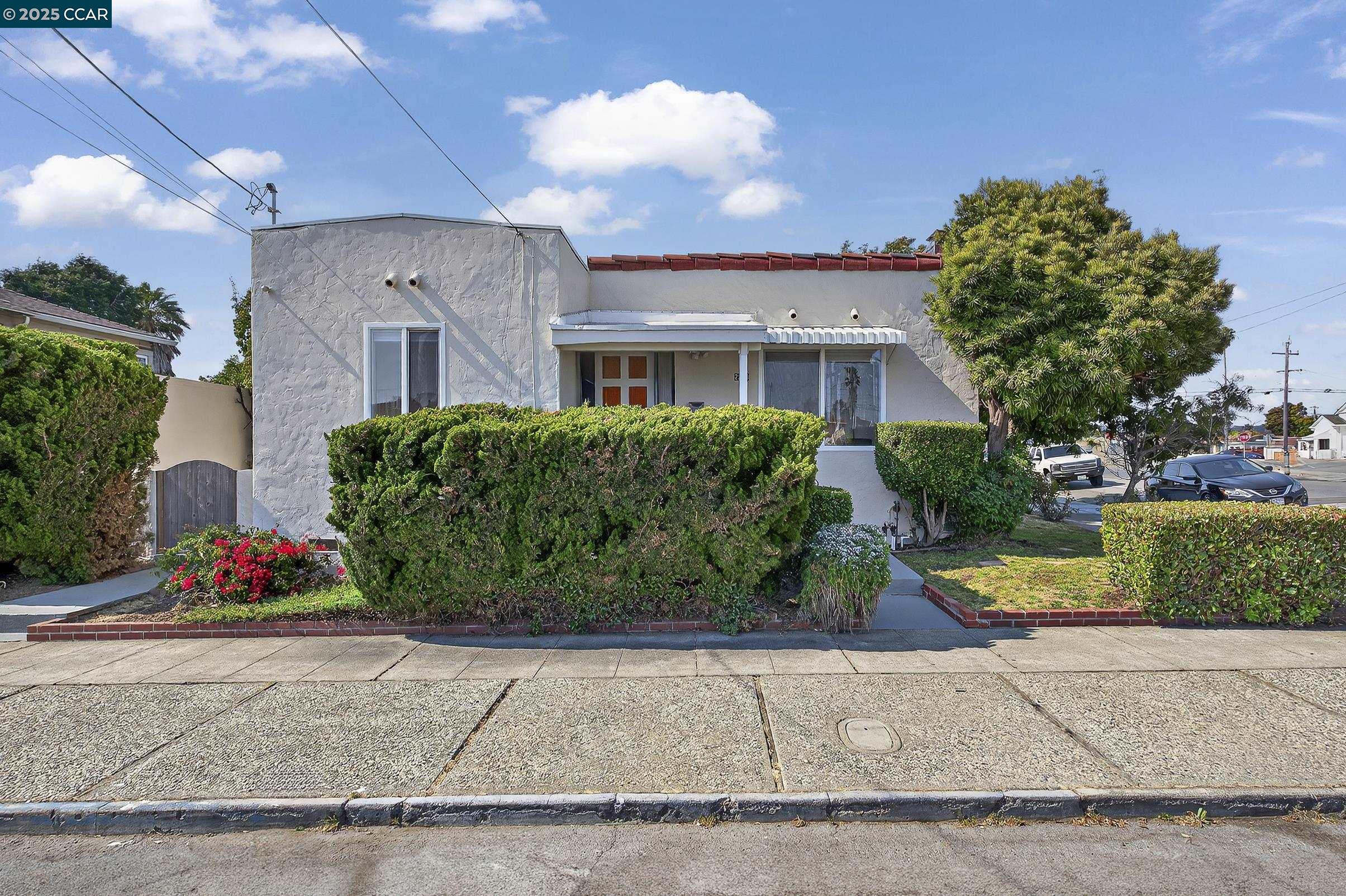 Detail Gallery Image 4 of 54 For 2393 Brooks Ave, Richmond,  CA 94804 - 2 Beds | 1 Baths
