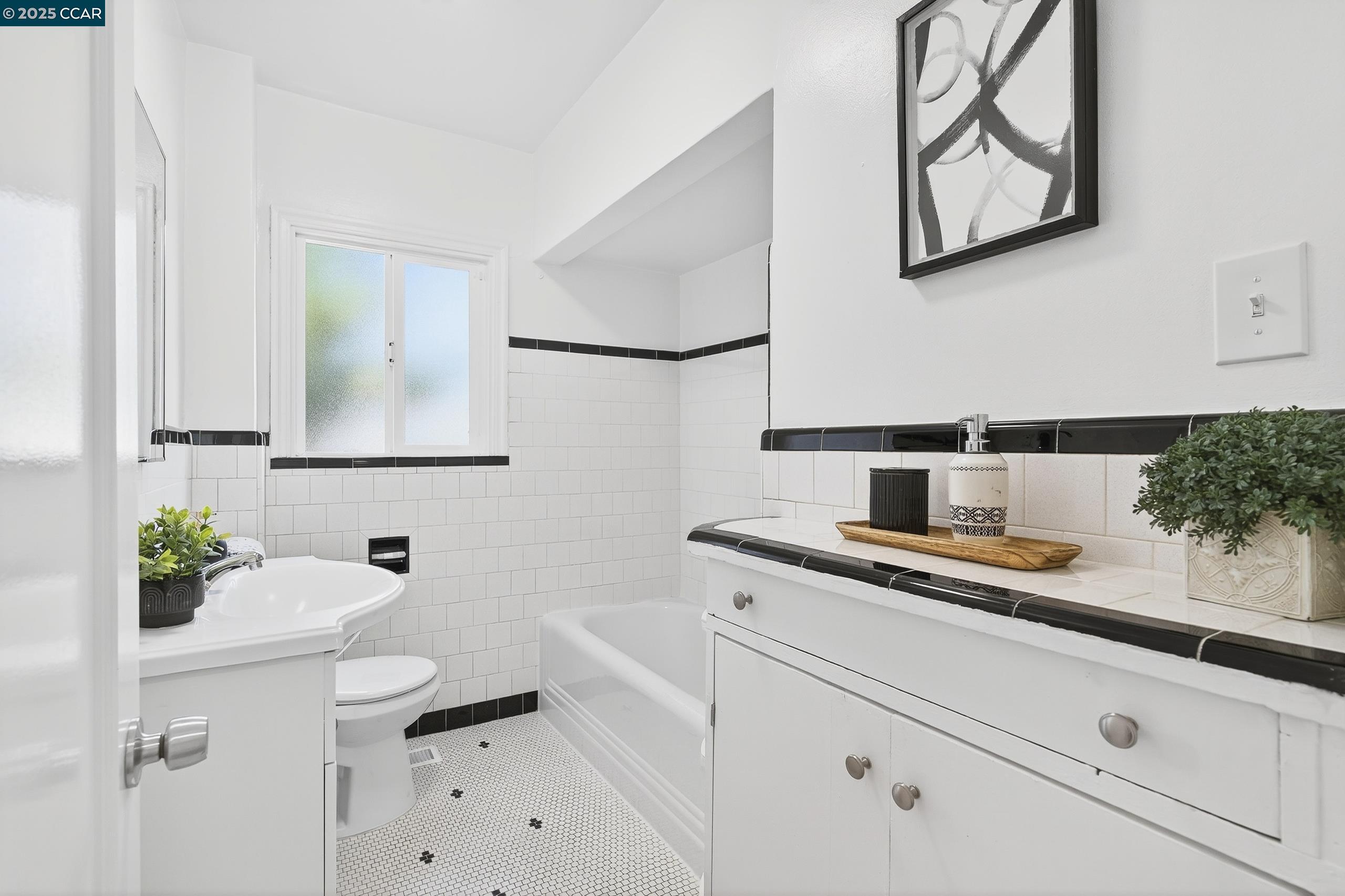 Detail Gallery Image 33 of 54 For 2393 Brooks Ave, Richmond,  CA 94804 - 2 Beds | 1 Baths