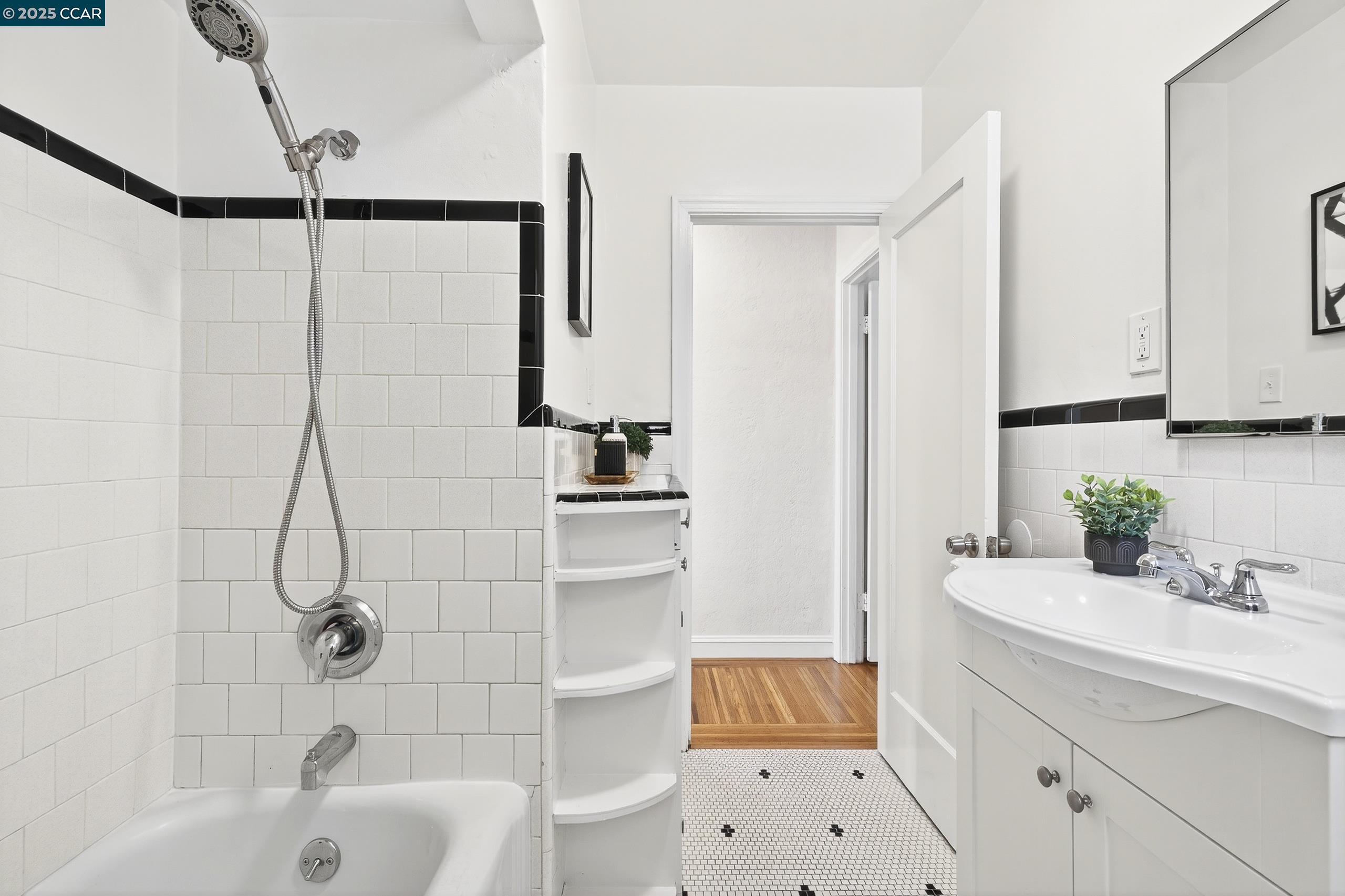 Detail Gallery Image 34 of 54 For 2393 Brooks Ave, Richmond,  CA 94804 - 2 Beds | 1 Baths