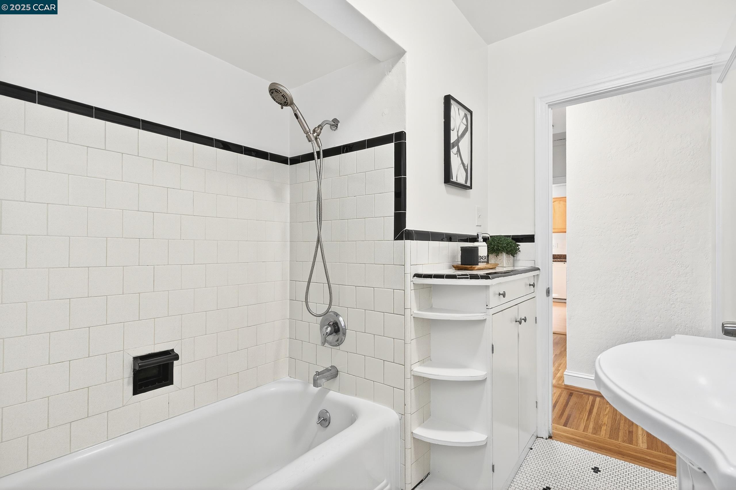 Detail Gallery Image 35 of 54 For 2393 Brooks Ave, Richmond,  CA 94804 - 2 Beds | 1 Baths
