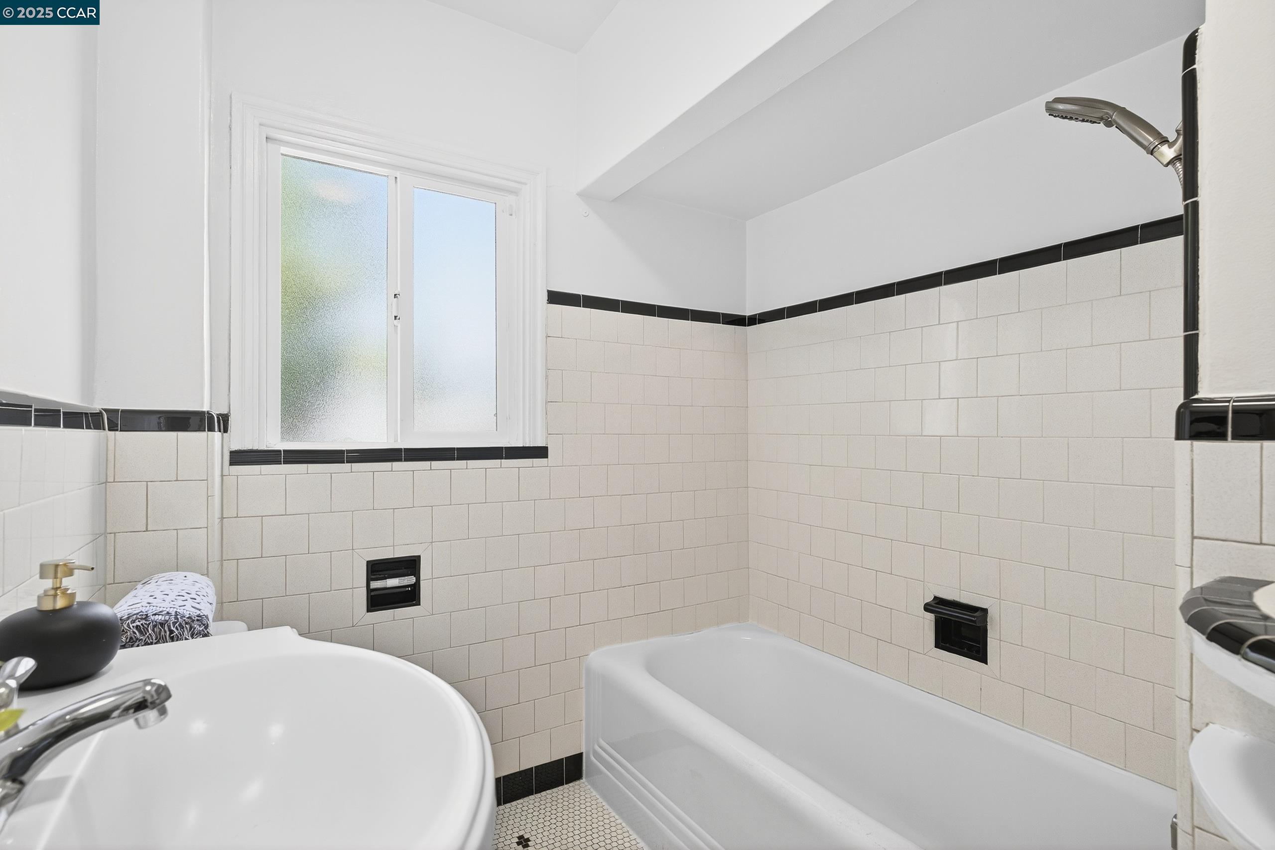 Detail Gallery Image 37 of 54 For 2393 Brooks Ave, Richmond,  CA 94804 - 2 Beds | 1 Baths