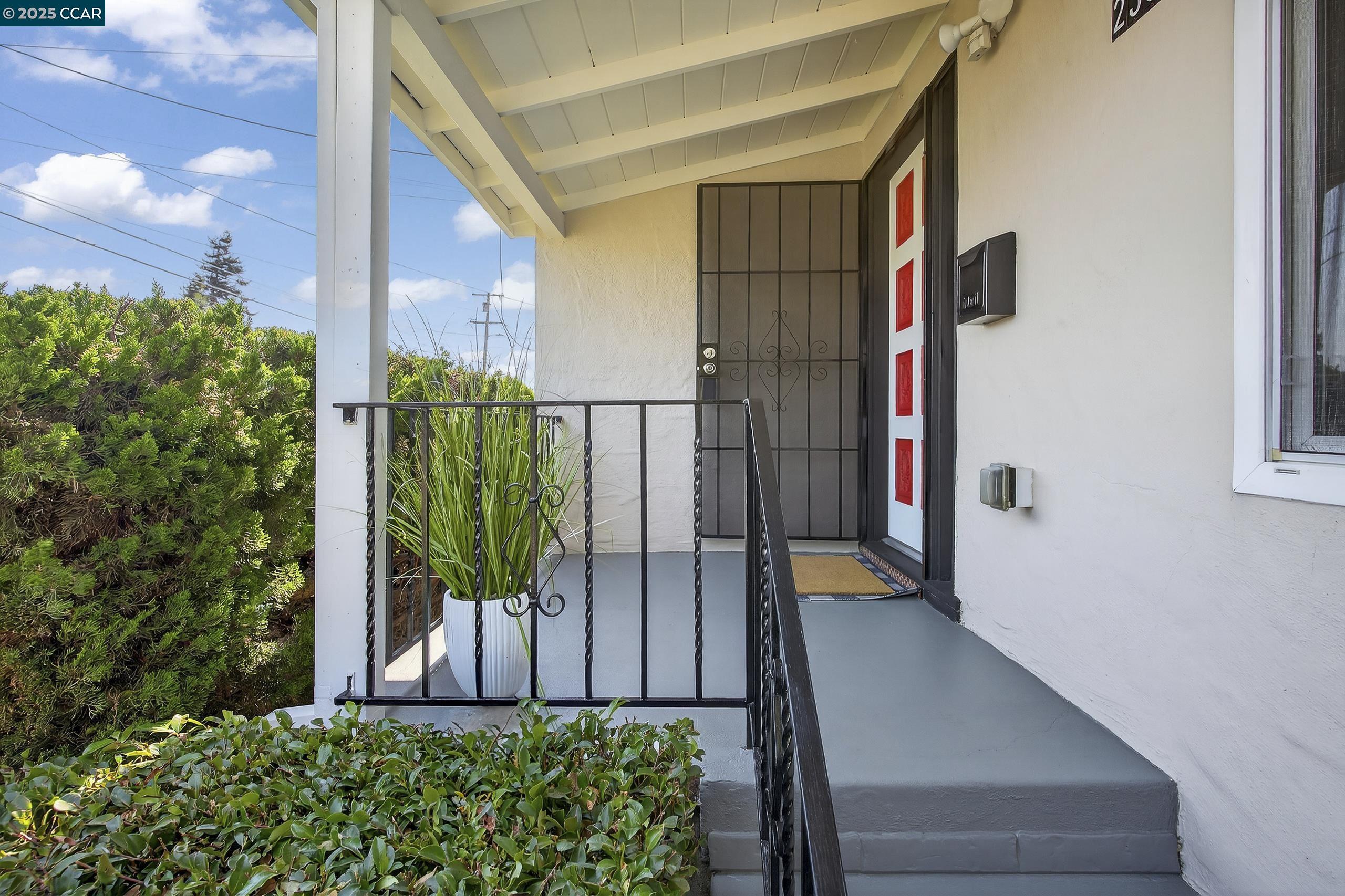 Detail Gallery Image 5 of 54 For 2393 Brooks Ave, Richmond,  CA 94804 - 2 Beds | 1 Baths