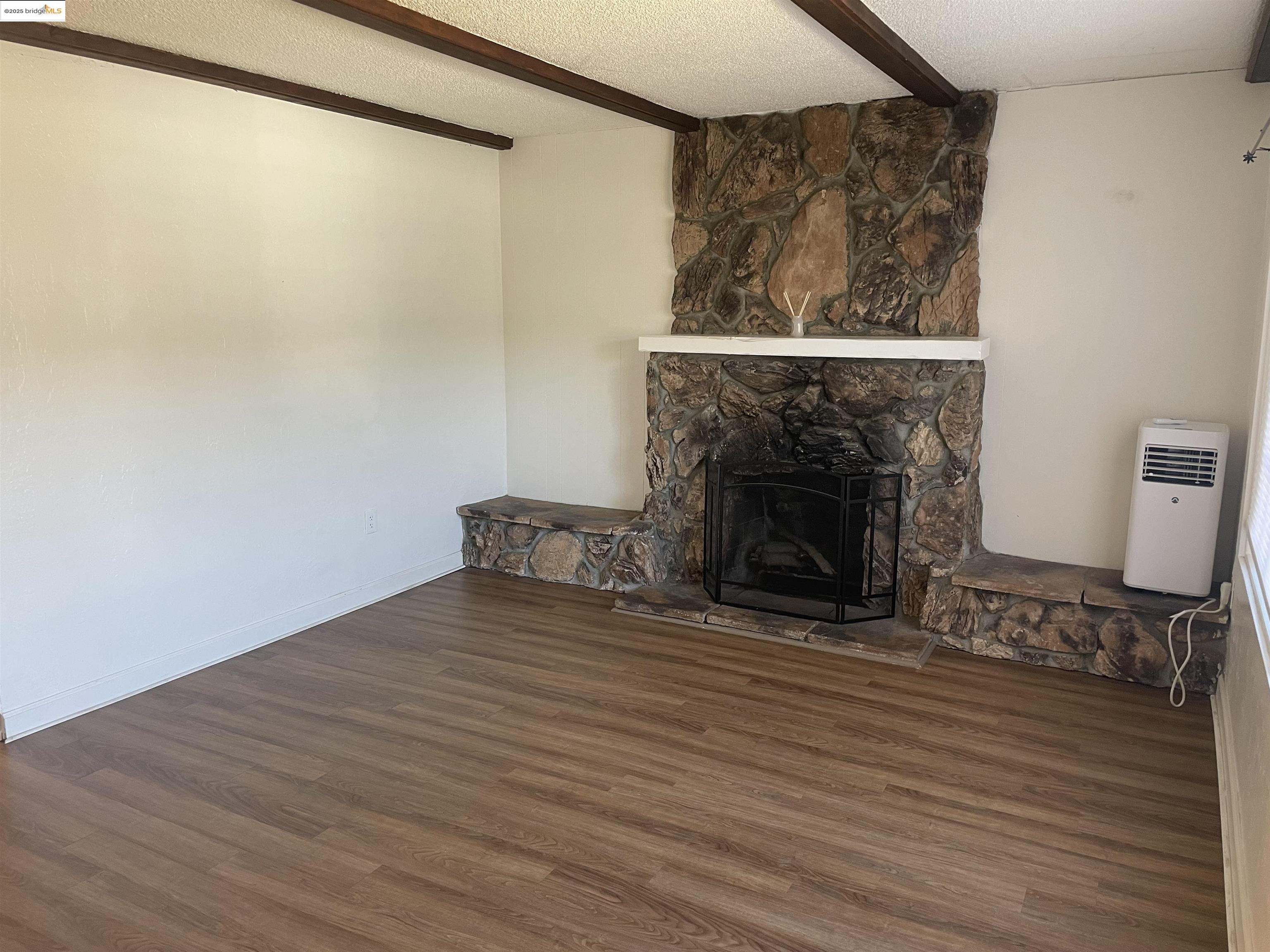 Detail Gallery Image 3 of 13 For 1260 Mesa St, Concord,  CA 94518 - 2 Beds | 1 Baths