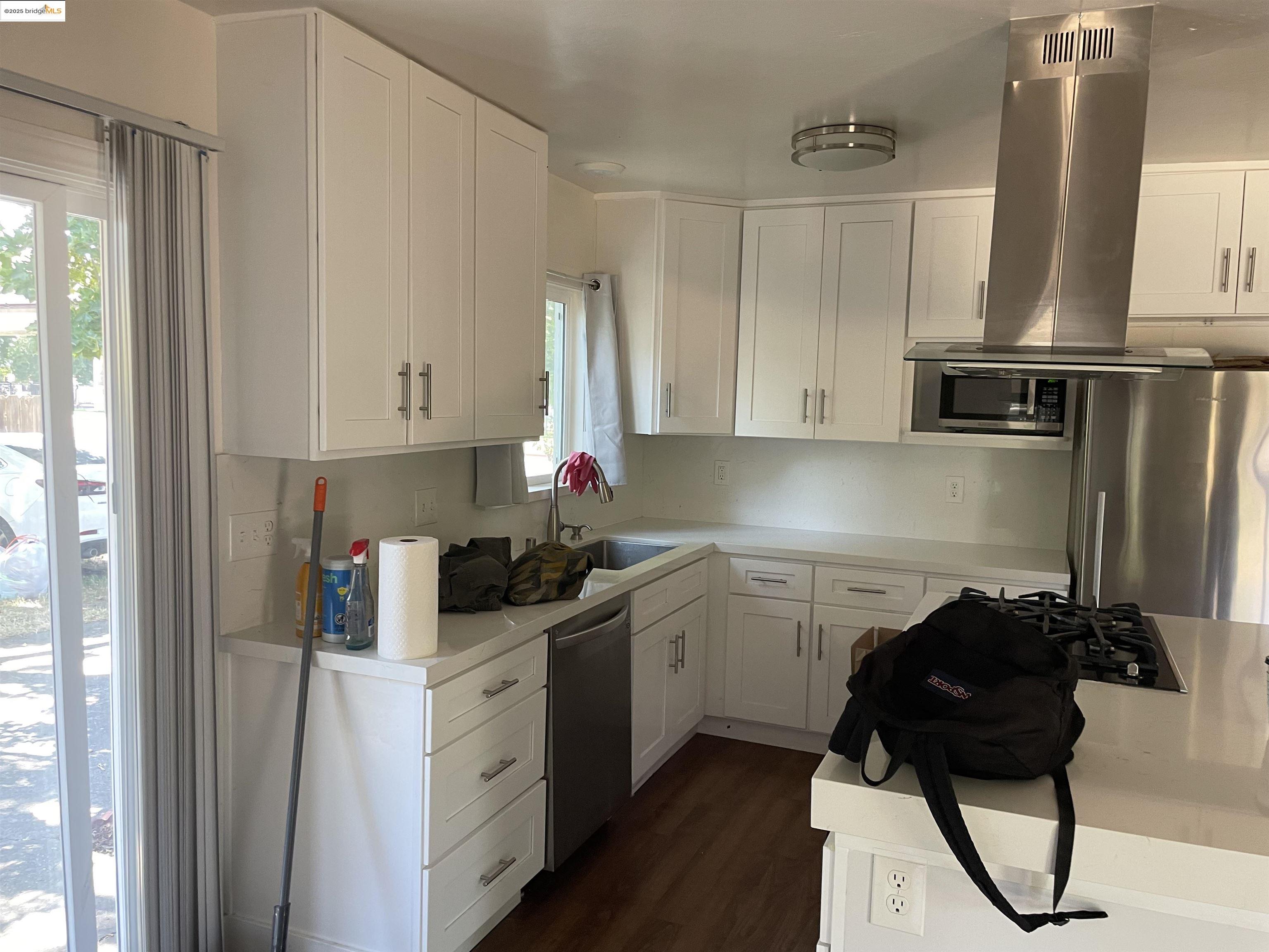 Detail Gallery Image 3 of 6 For 1260 Mesa St, Concord,  CA 94518 - 2 Beds | 1 Baths
