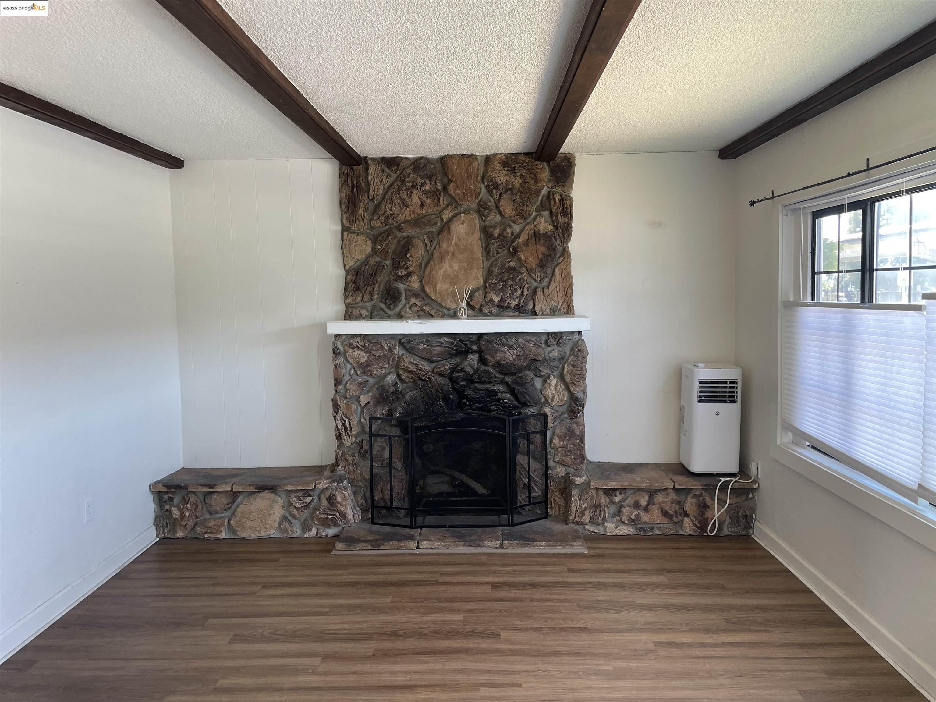 Detail Gallery Image 4 of 6 For 1260 Mesa St, Concord,  CA 94518 - 2 Beds | 1 Baths