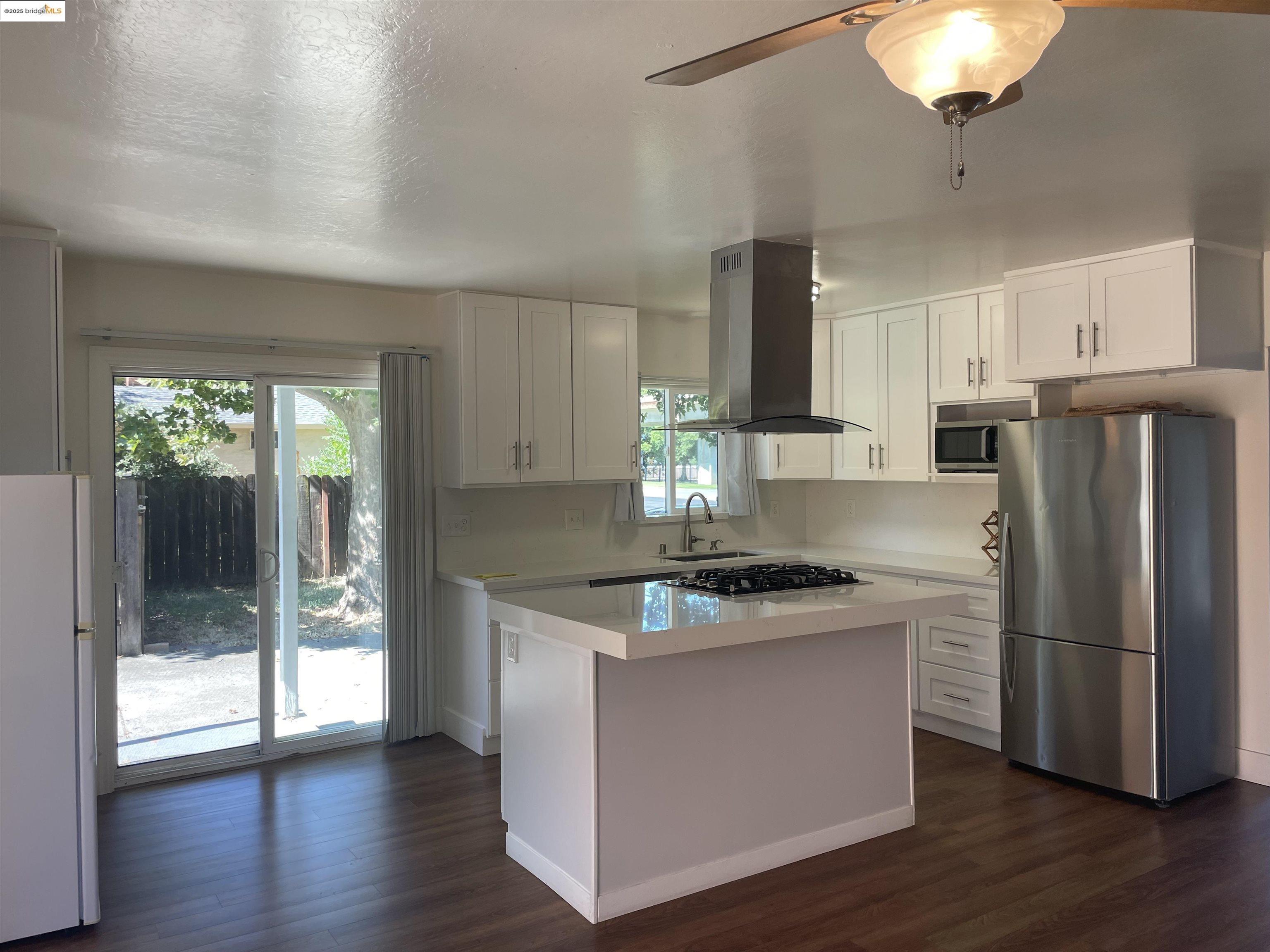Detail Gallery Image 5 of 13 For 1260 Mesa St, Concord,  CA 94518 - 2 Beds | 1 Baths