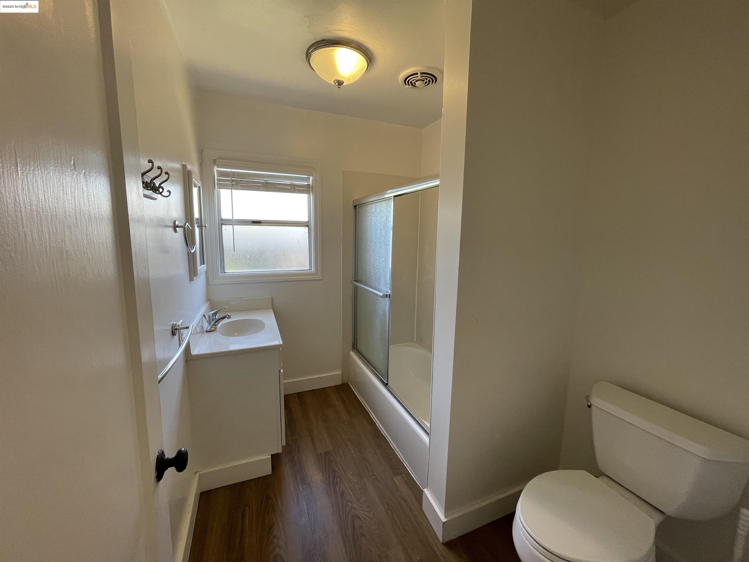 Detail Gallery Image 8 of 13 For 1260 Mesa St, Concord,  CA 94518 - 2 Beds | 1 Baths