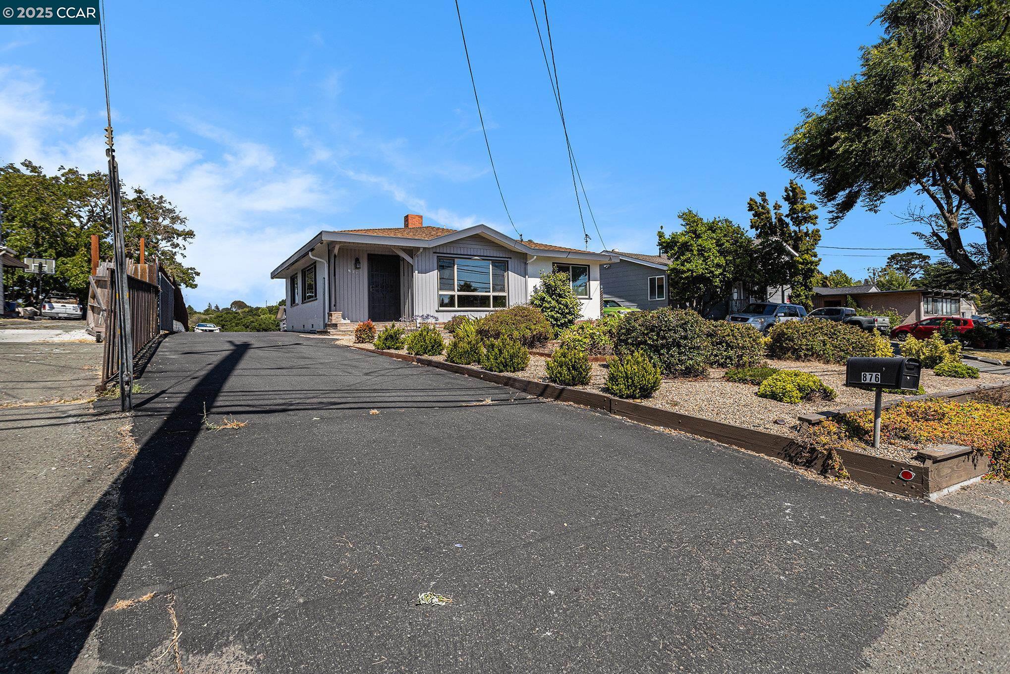 Detail Gallery Image 2 of 35 For 876 Appian Way, El Sobrante,  CA 94803 - 4 Beds | 2 Baths
