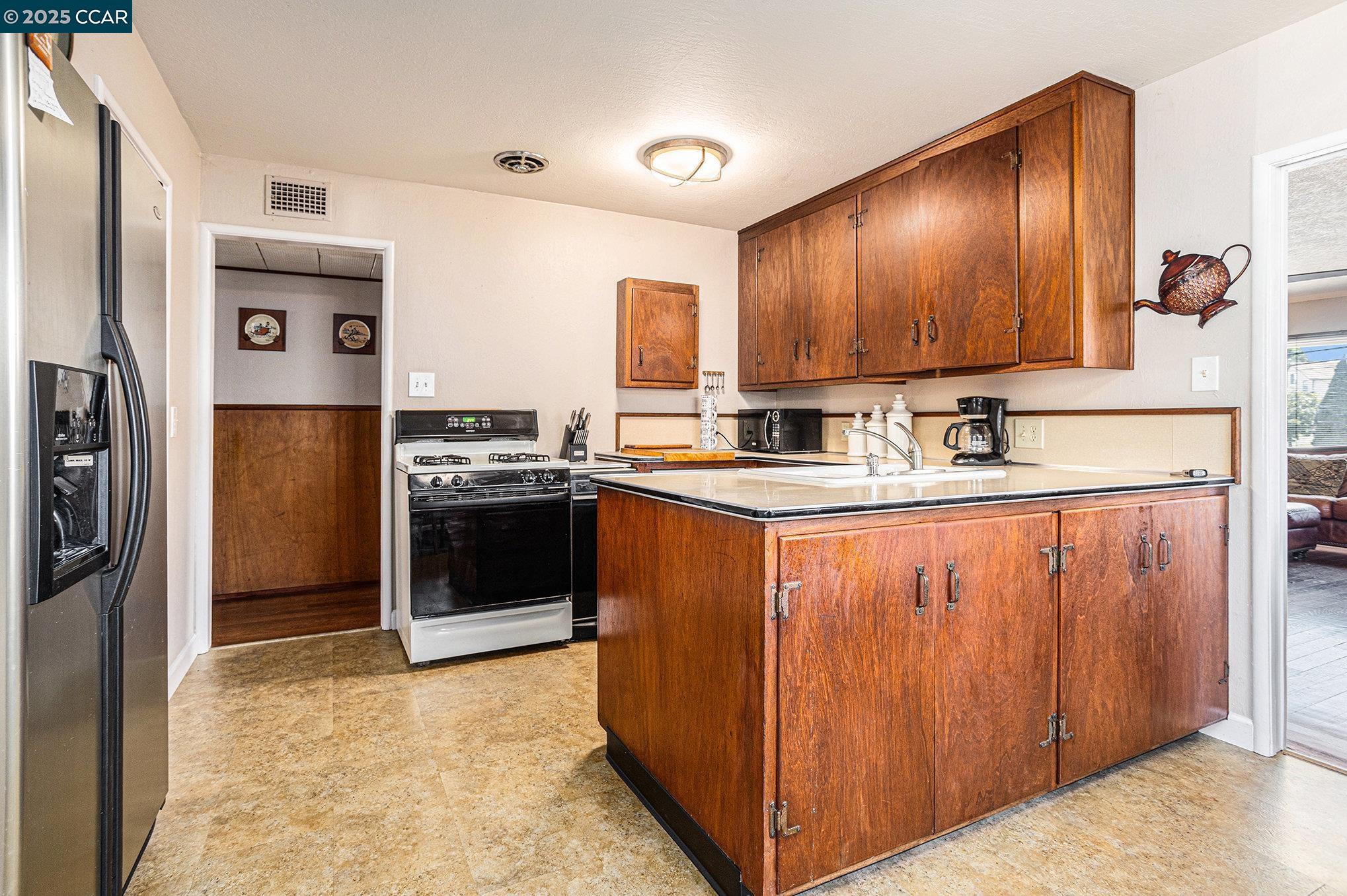 Detail Gallery Image 13 of 35 For 876 Appian Way, El Sobrante,  CA 94803 - 4 Beds | 2 Baths