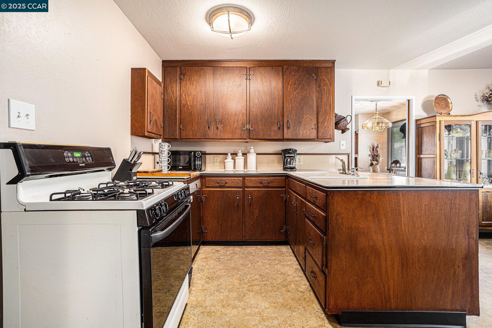Detail Gallery Image 14 of 35 For 876 Appian Way, El Sobrante,  CA 94803 - 4 Beds | 2 Baths