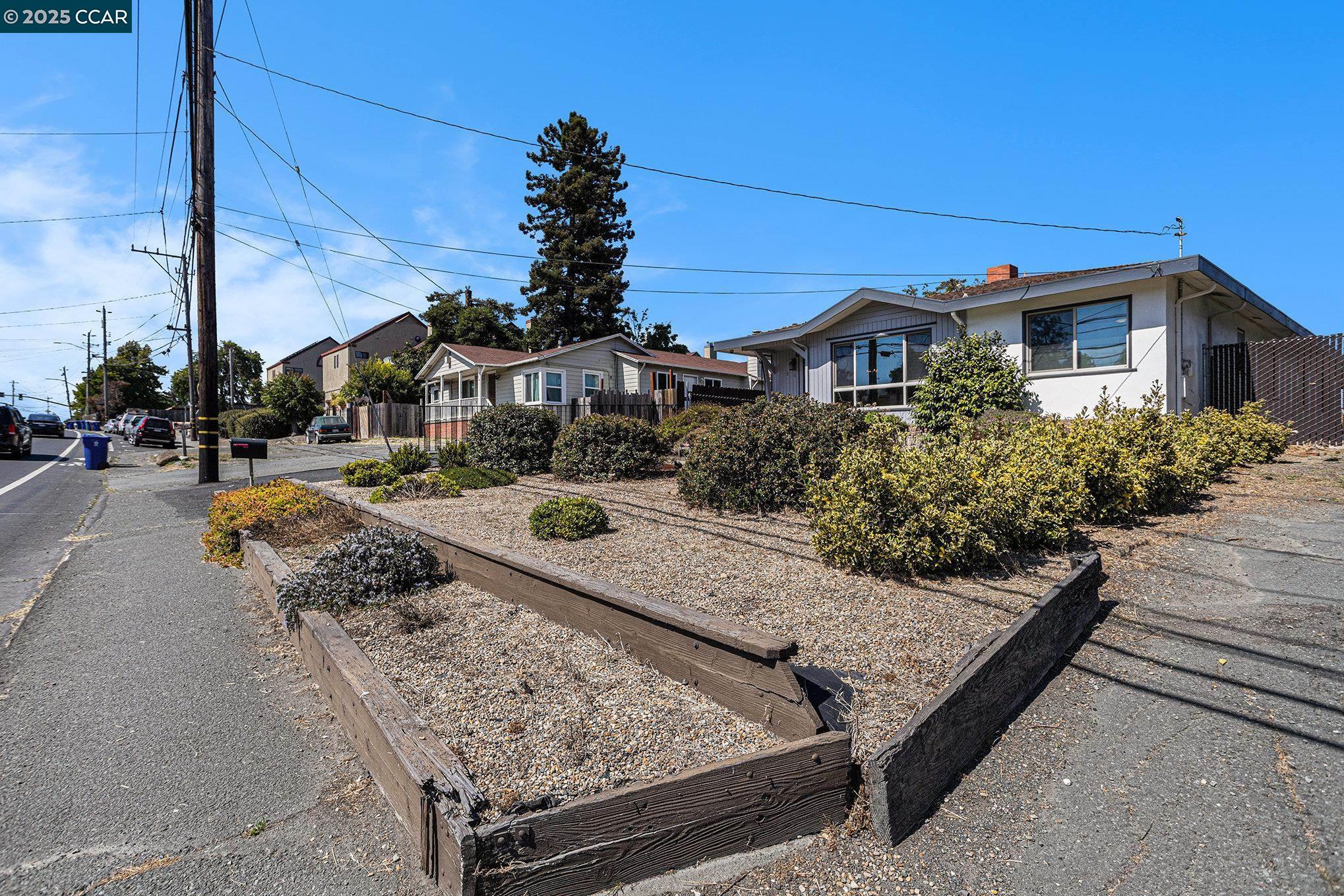 Detail Gallery Image 3 of 35 For 876 Appian Way, El Sobrante,  CA 94803 - 4 Beds | 2 Baths