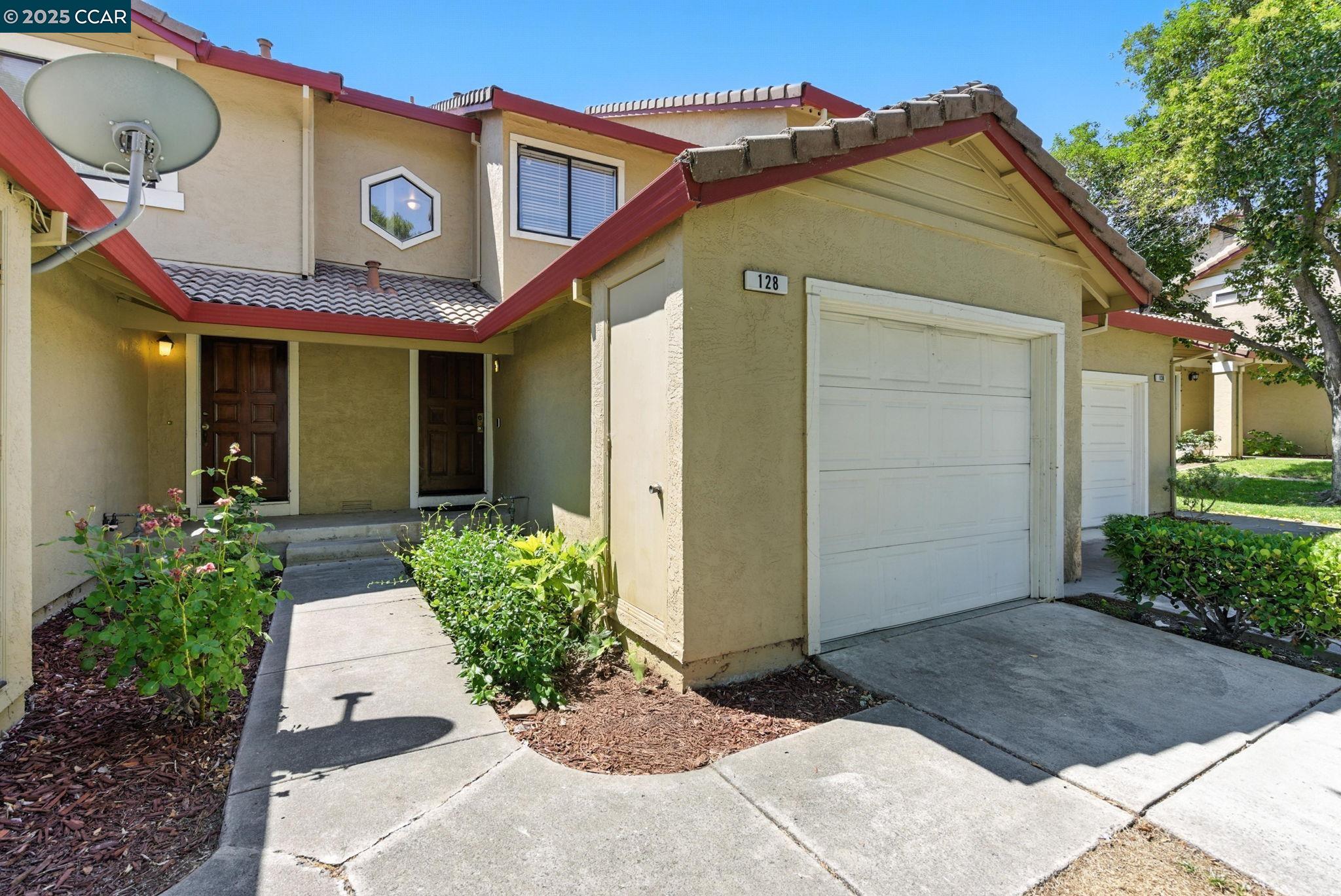 Detail Gallery Image 4 of 33 For 128 Peppermill Ln, Pittsburg,  CA 94565 - 2 Beds | 2/1 Baths