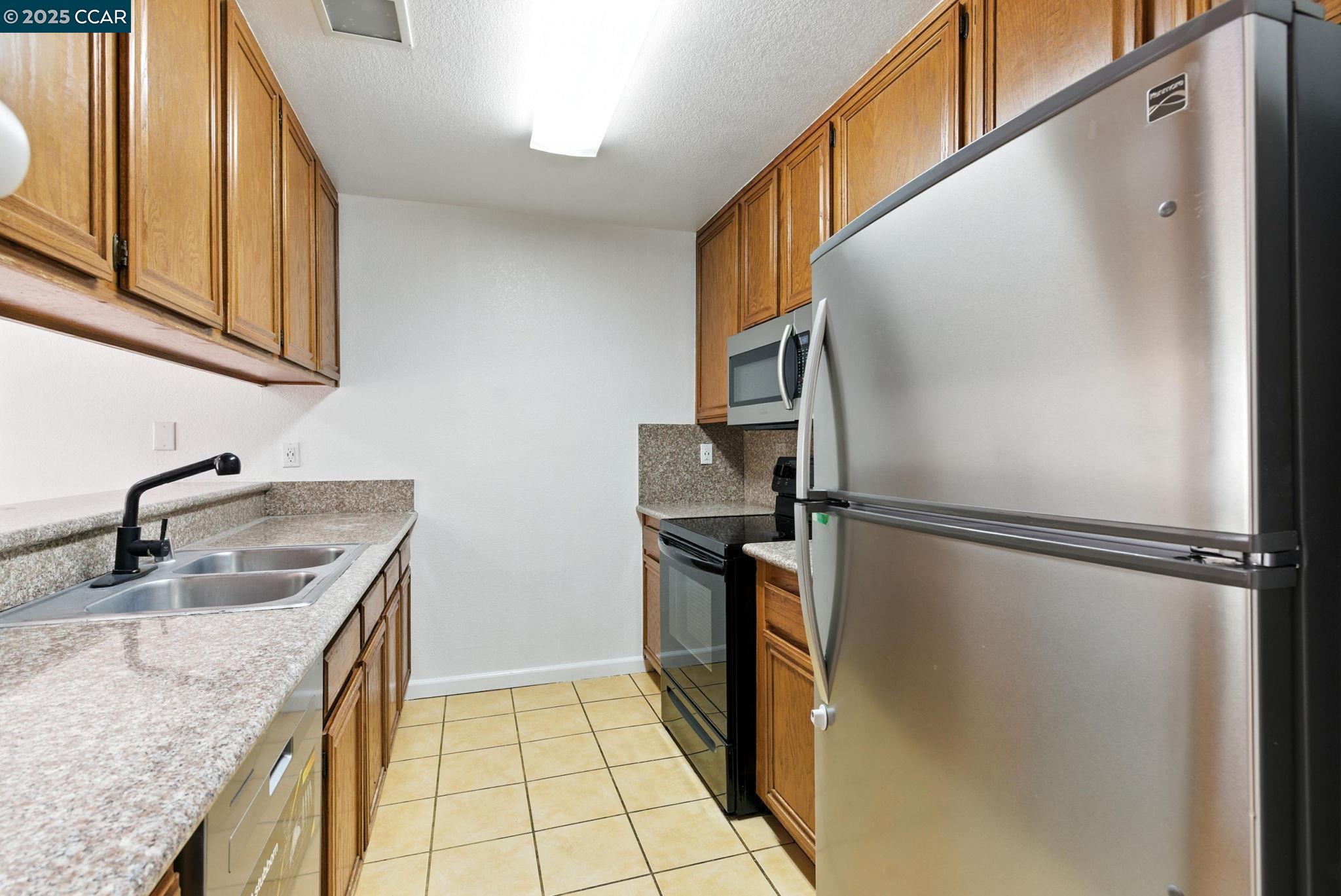 Detail Gallery Image 8 of 33 For 128 Peppermill Ln, Pittsburg,  CA 94565 - 2 Beds | 2/1 Baths