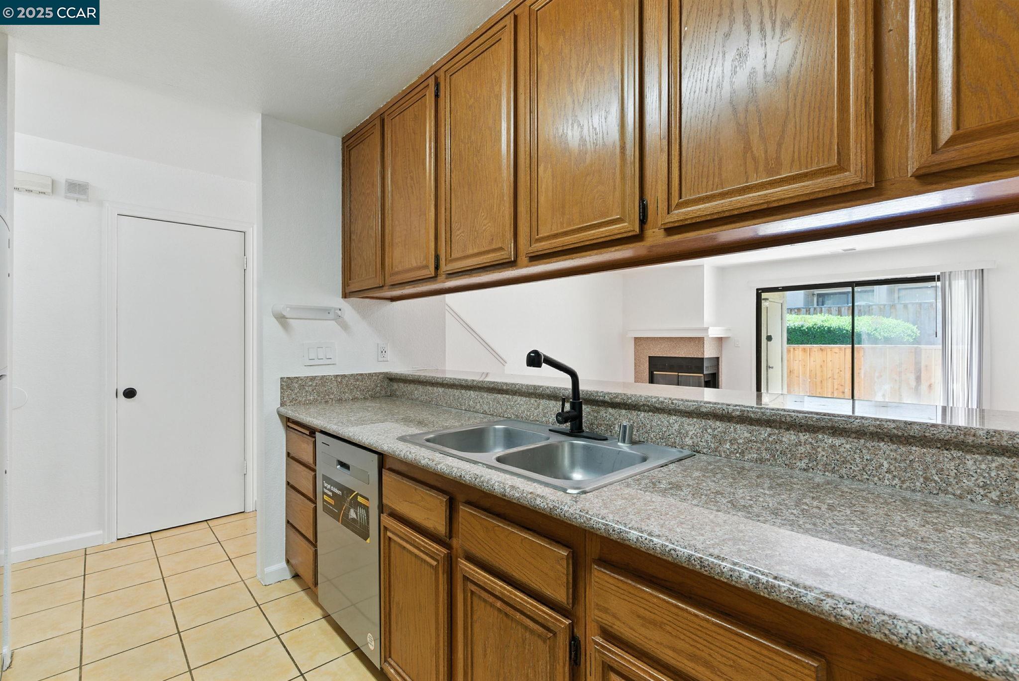 Detail Gallery Image 9 of 33 For 128 Peppermill Ln, Pittsburg,  CA 94565 - 2 Beds | 2/1 Baths