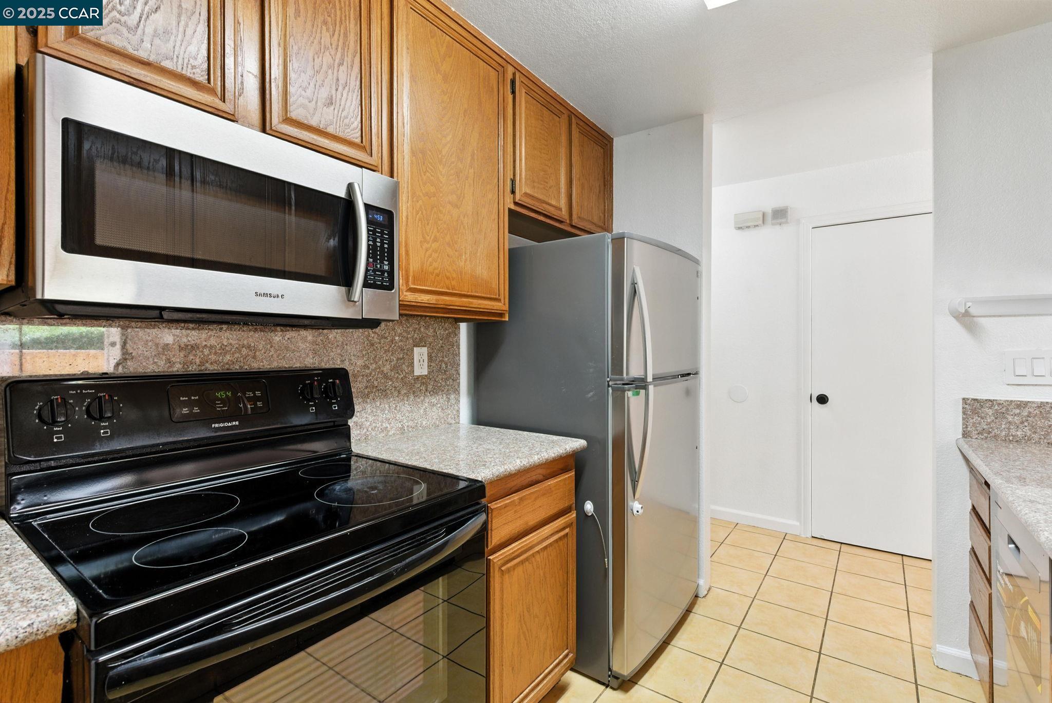 Detail Gallery Image 10 of 33 For 128 Peppermill Ln, Pittsburg,  CA 94565 - 2 Beds | 2/1 Baths