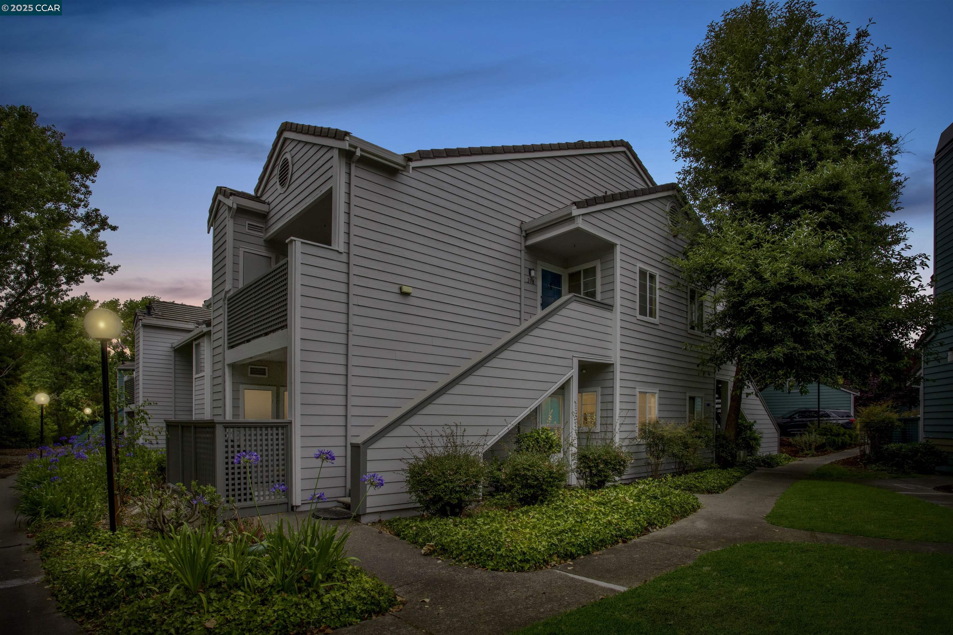 Detail Gallery Image 1 of 37 For 207 Dursey, Pinole,  CA 94564 - 2 Beds | 1 Baths
