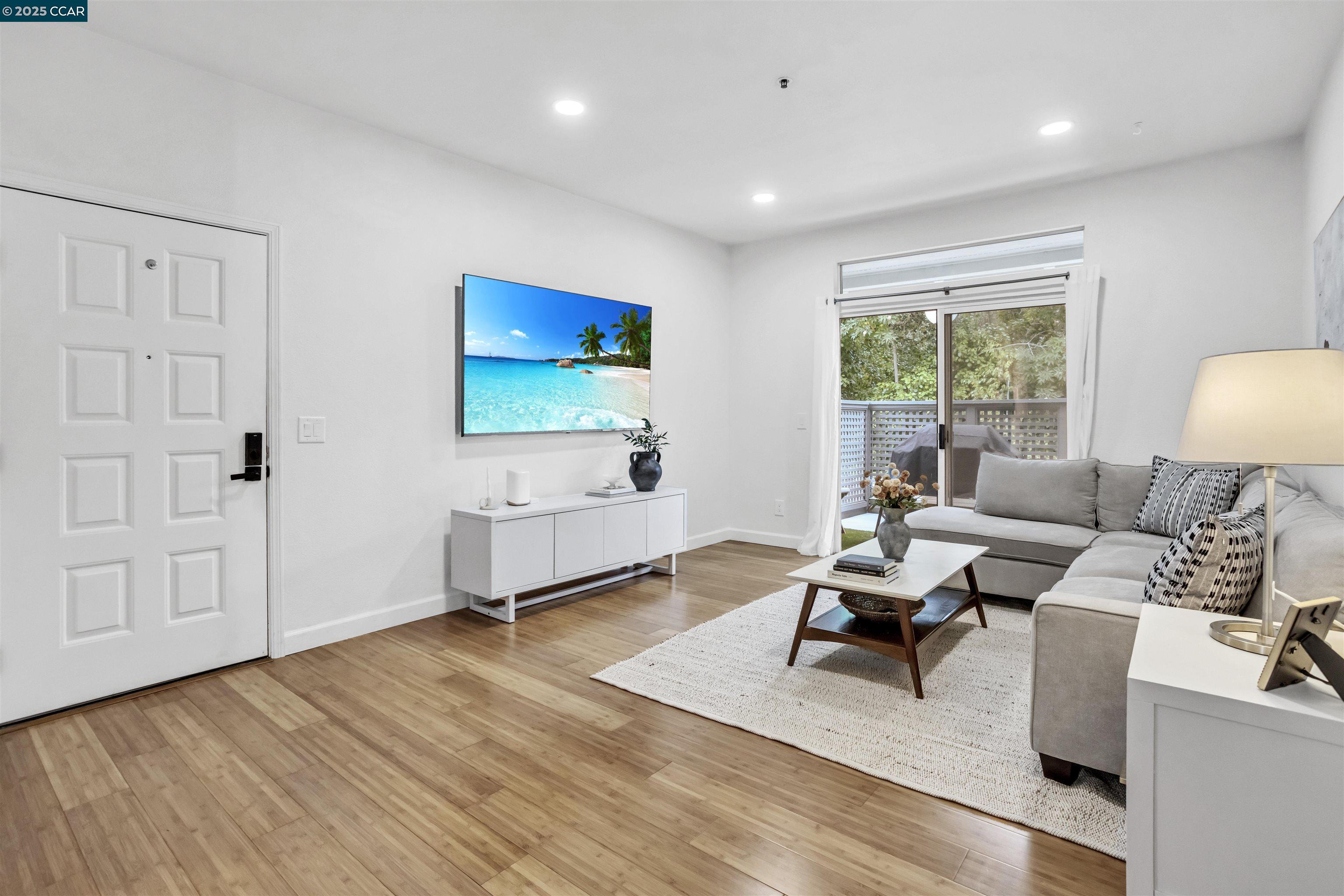 Detail Gallery Image 2 of 37 For 207 Dursey, Pinole,  CA 94564 - 2 Beds | 1 Baths