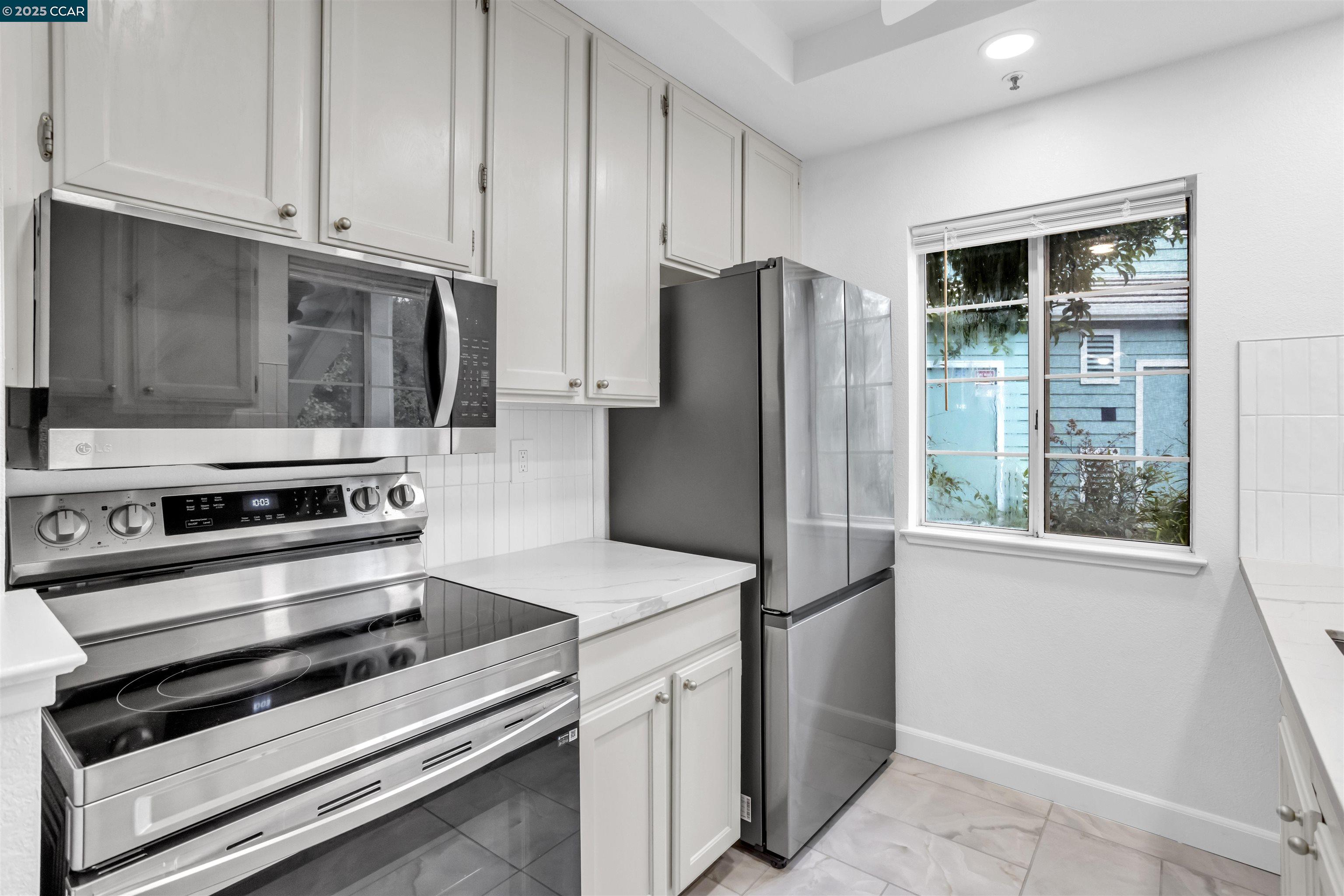 Detail Gallery Image 11 of 37 For 207 Dursey, Pinole,  CA 94564 - 2 Beds | 1 Baths
