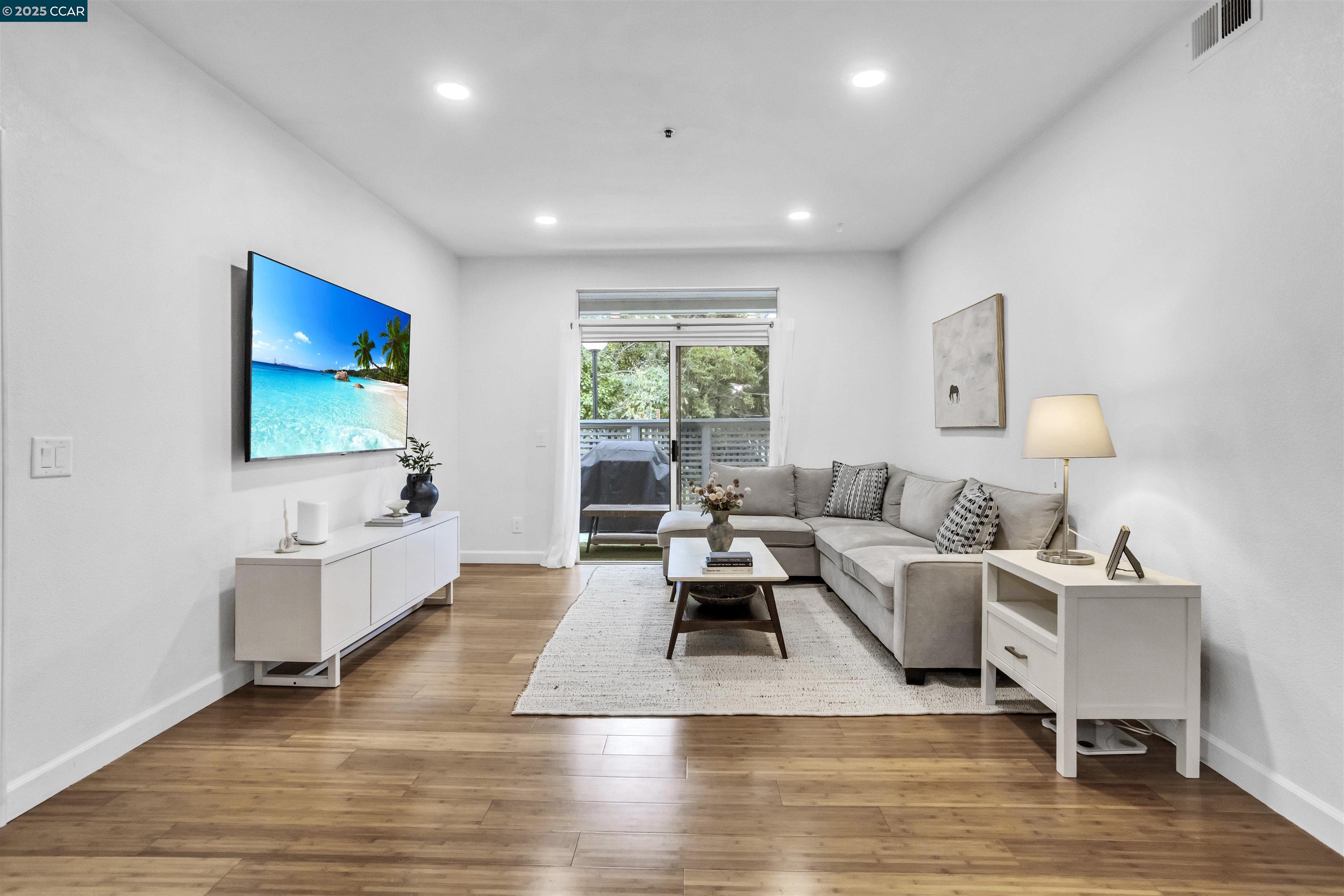 Detail Gallery Image 3 of 37 For 207 Dursey, Pinole,  CA 94564 - 2 Beds | 1 Baths
