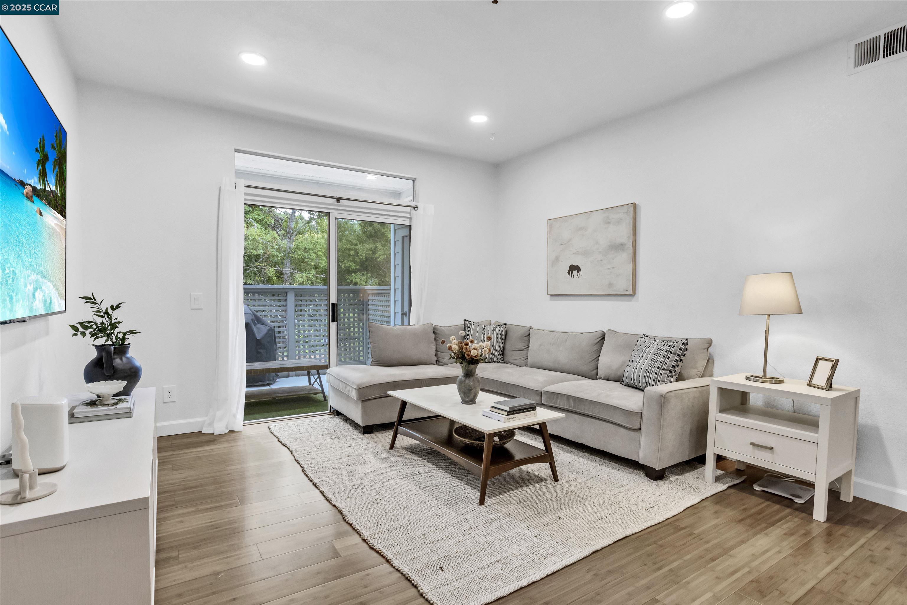 Detail Gallery Image 4 of 37 For 207 Dursey, Pinole,  CA 94564 - 2 Beds | 1 Baths