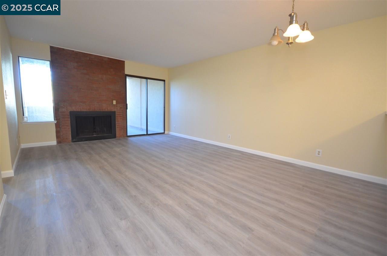 Detail Gallery Image 1 of 15 For 1391 Monument Blvd #11,  Concord,  CA 94520 - 2 Beds | 1/1 Baths