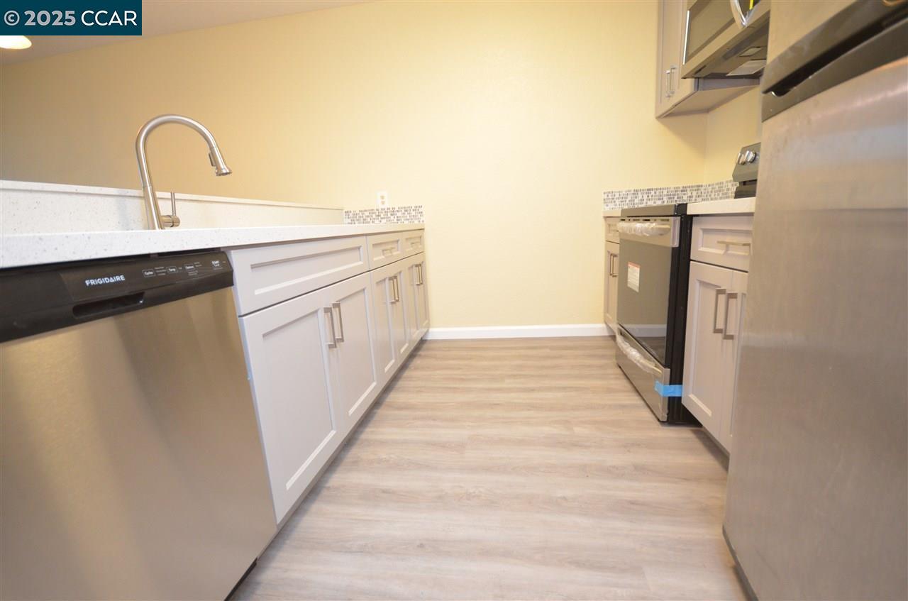 Detail Gallery Image 3 of 15 For 1391 Monument Blvd #11,  Concord,  CA 94520 - 2 Beds | 1/1 Baths