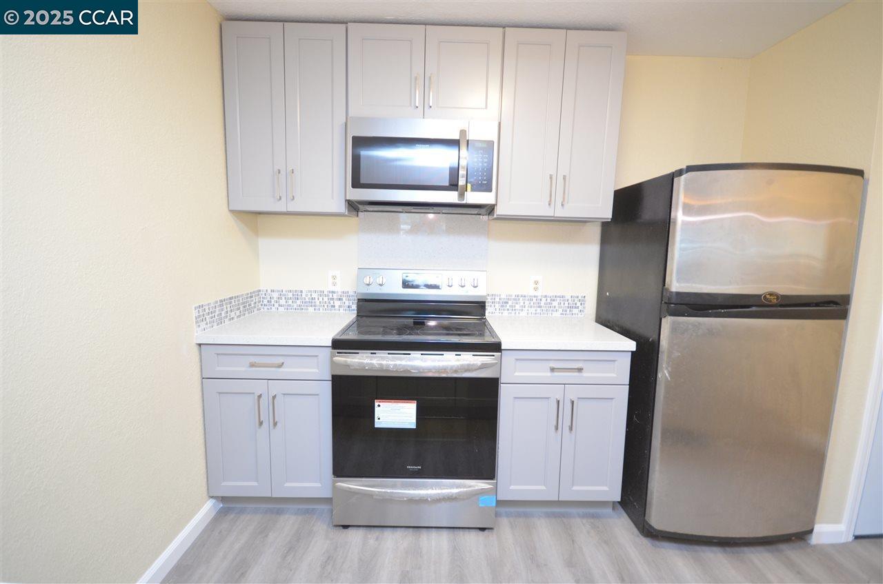 Detail Gallery Image 4 of 15 For 1391 Monument Blvd #11,  Concord,  CA 94520 - 2 Beds | 1/1 Baths